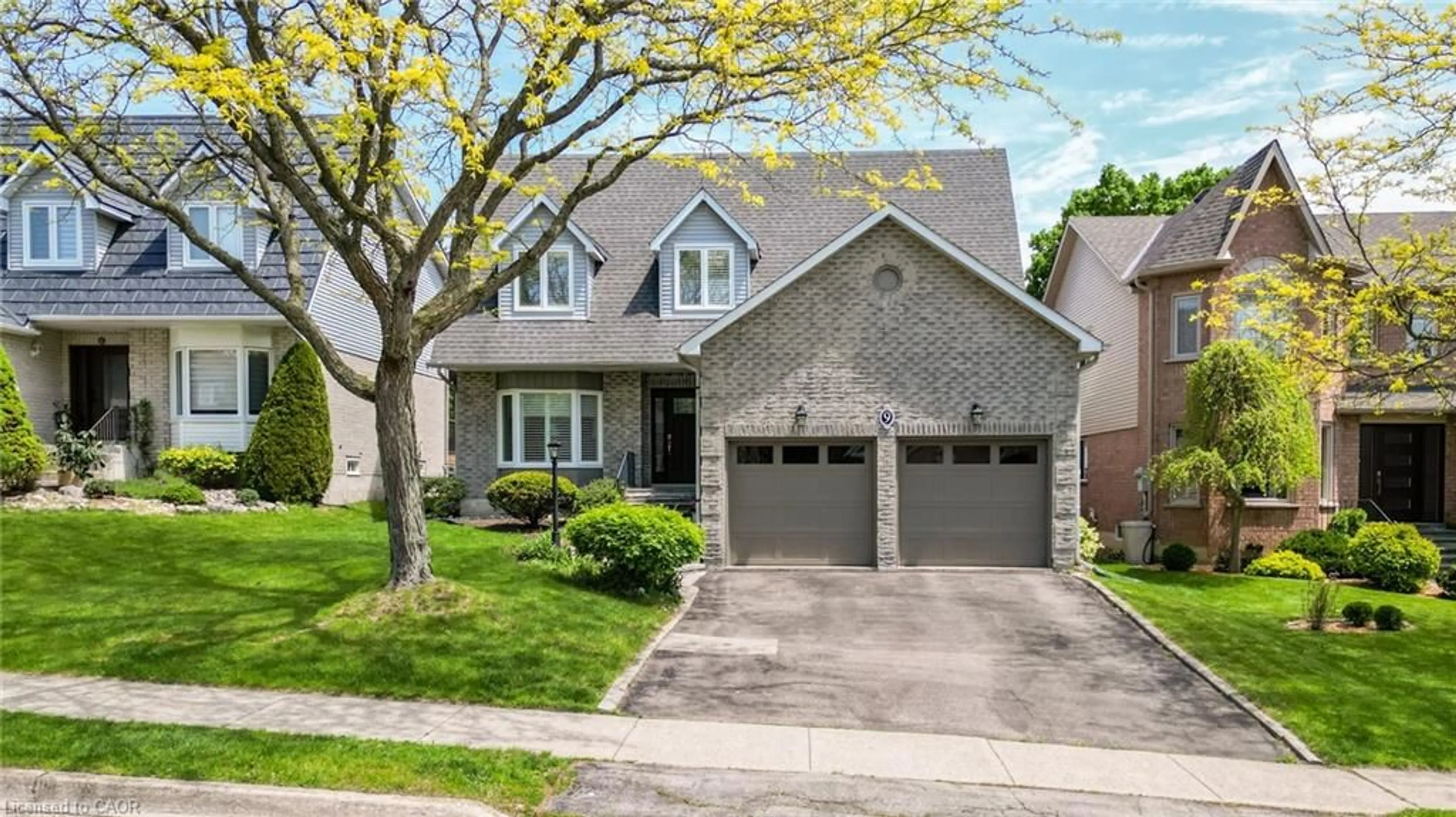 Home with brick exterior material, street for 9 Golfview Cres, Dundas Ontario L9H 6V7