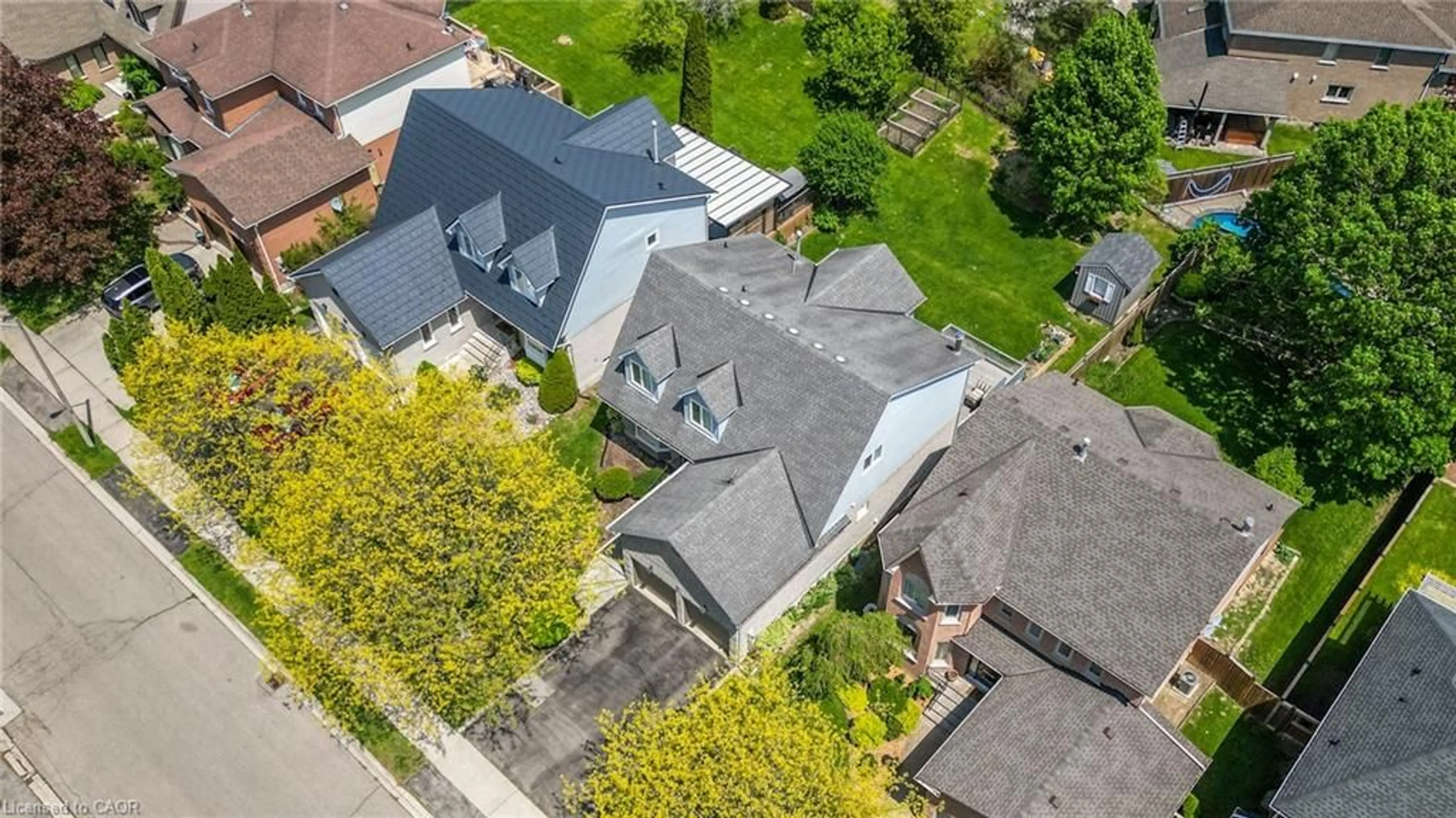 A pic from outside/outdoor area/front of a property/back of a property/a pic from drone, street for 9 Golfview Cres, Dundas Ontario L9H 6V7