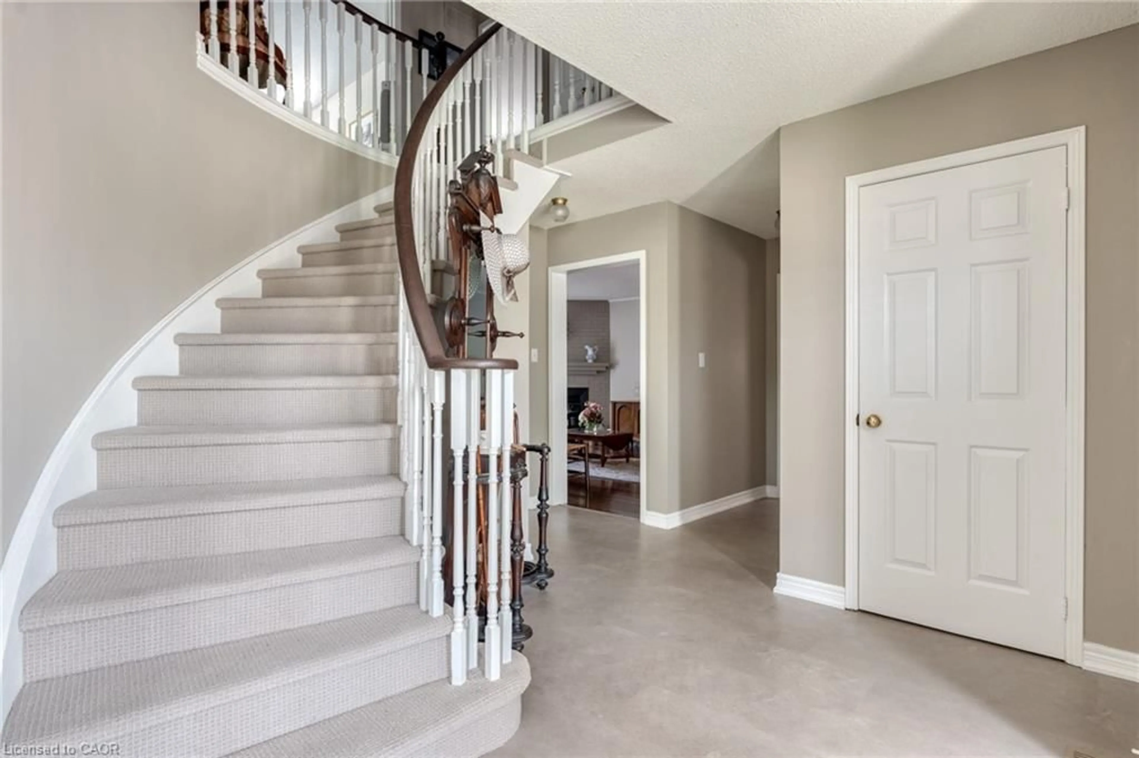 Indoor entryway for 9 Golfview Cres, Dundas Ontario L9H 6V7