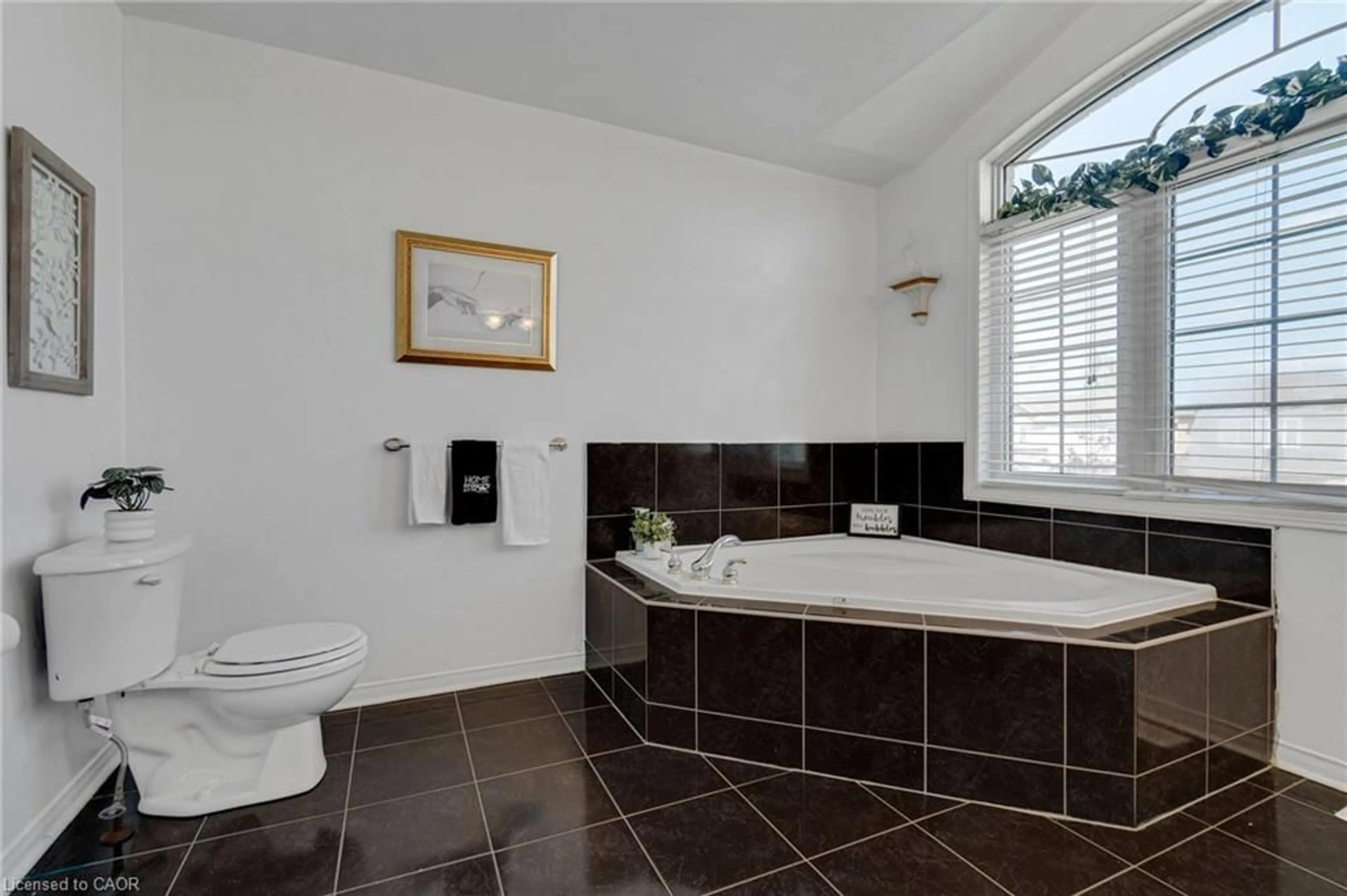 Standard bathroom, ceramic/tile floor for 7419 Black Walnut Trail, Mississauga Ontario L5N 8A4