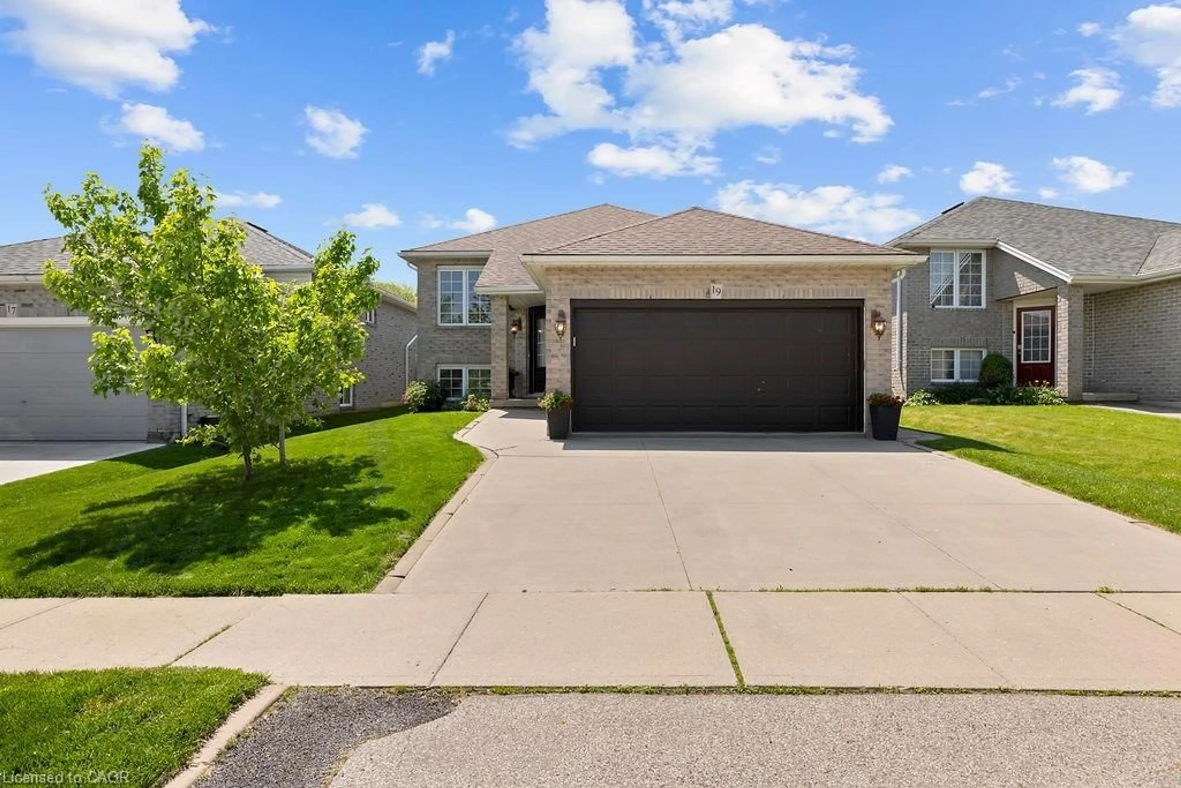 A pic from outside/outdoor area/front of a property/back of a property/a pic from drone, street for 19 Brewster Way, Brantford Ontario N3T 6N2