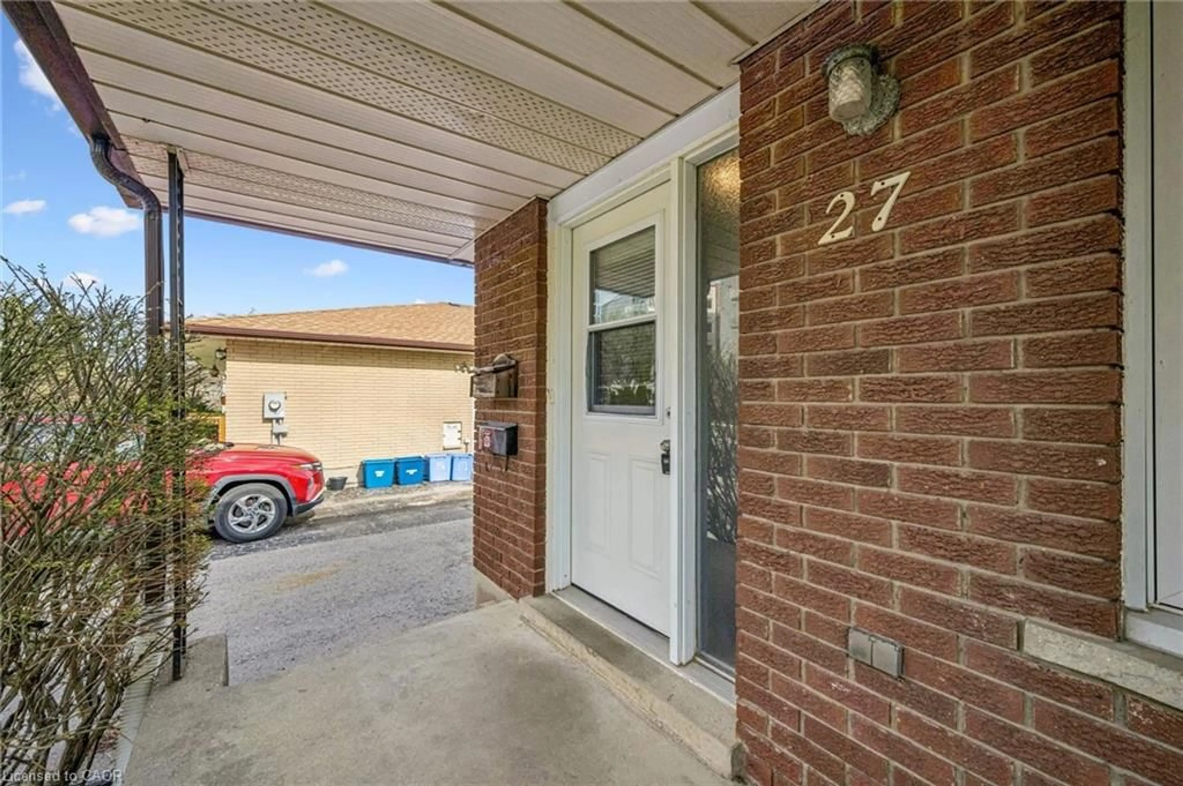 Indoor entryway for 27 Vicmount Dr, Kitchener Ontario N2M 2A2