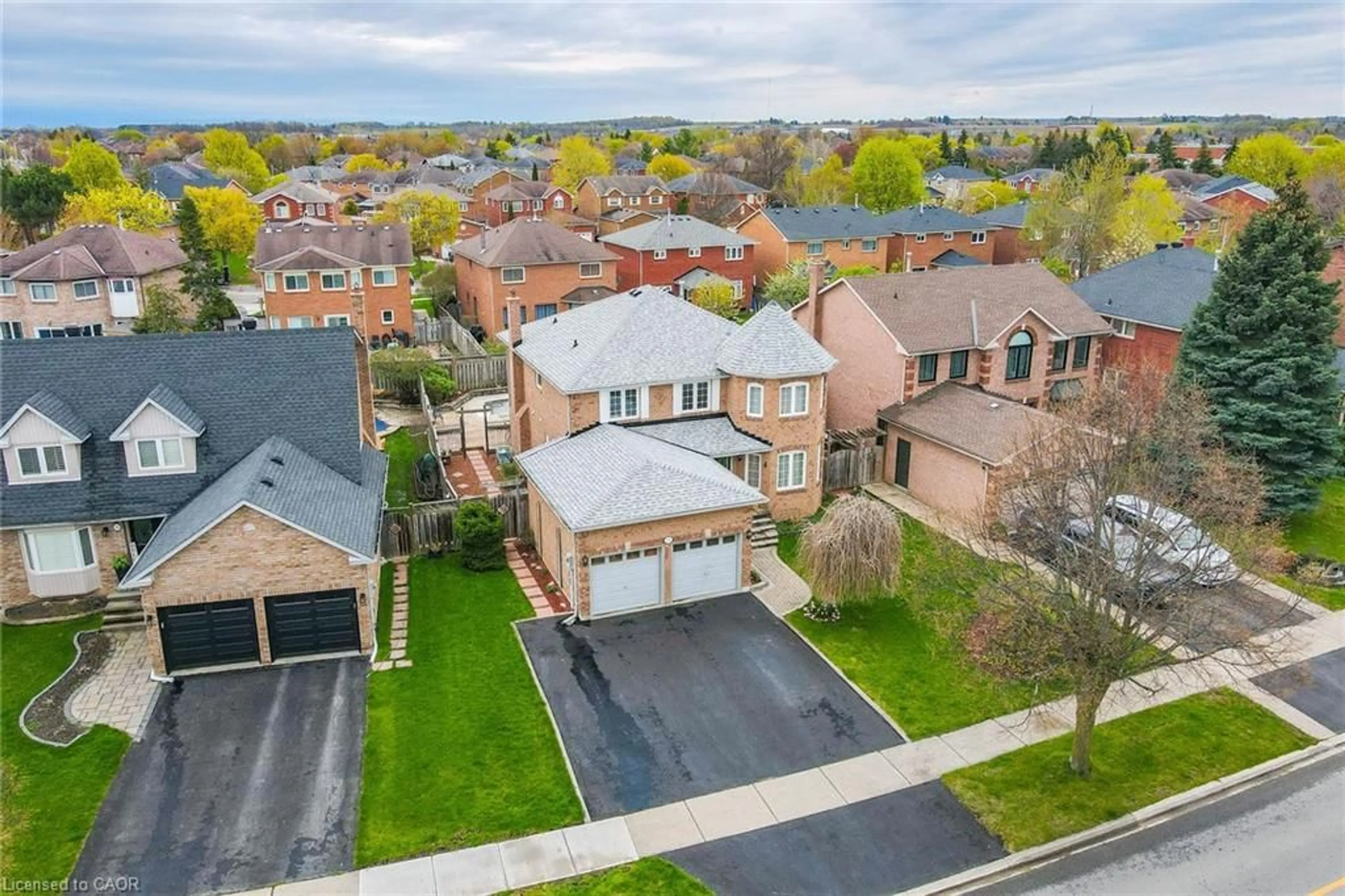 A pic from outside/outdoor area/front of a property/back of a property/a pic from drone, street for 17 Eaton St, Georgetown Ontario L7G 5L4