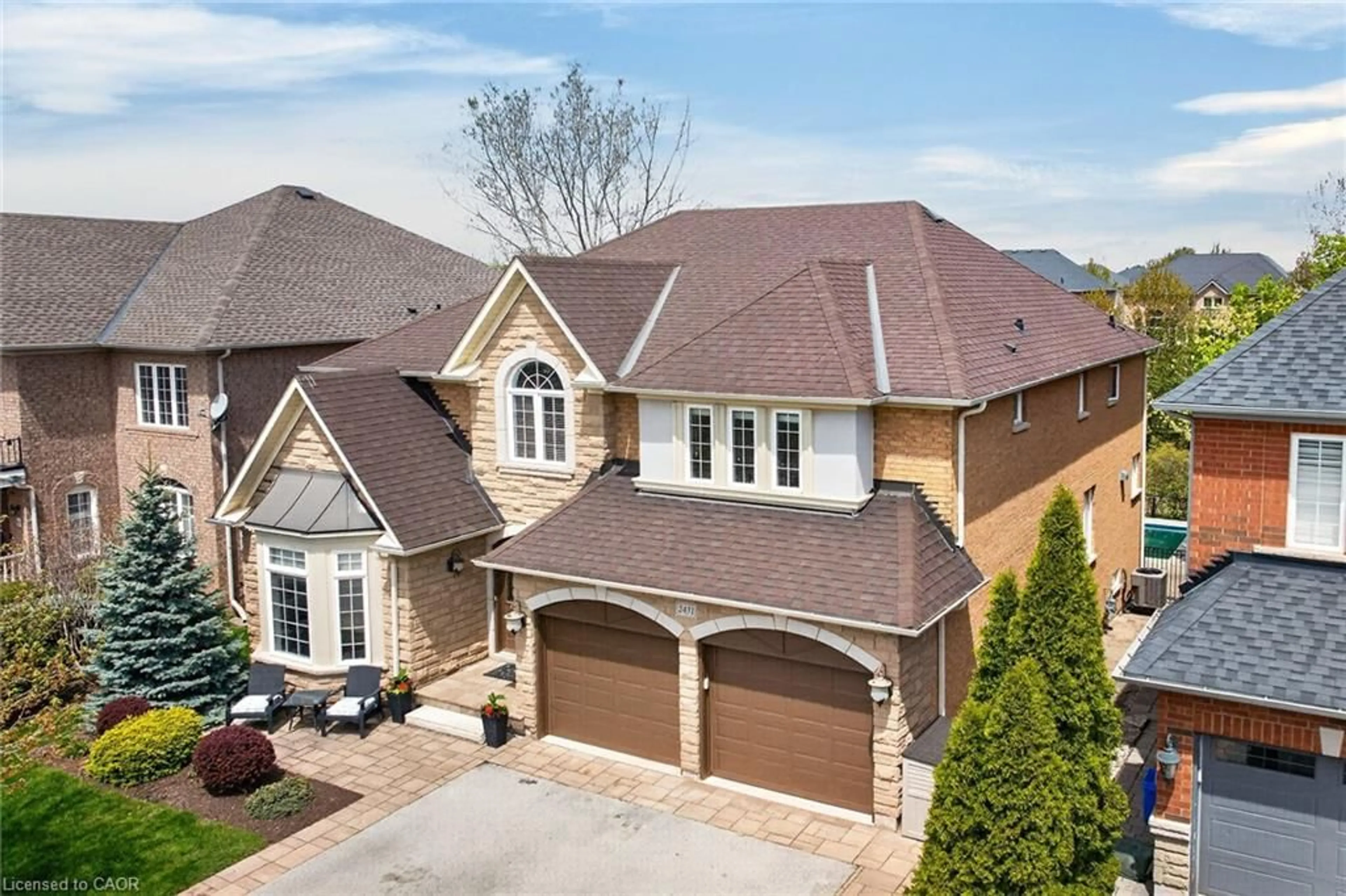 A pic from outside/outdoor area/front of a property/back of a property/a pic from drone, street for 2431 Castlebrook Rd, Oakville Ontario L6M 4Z2