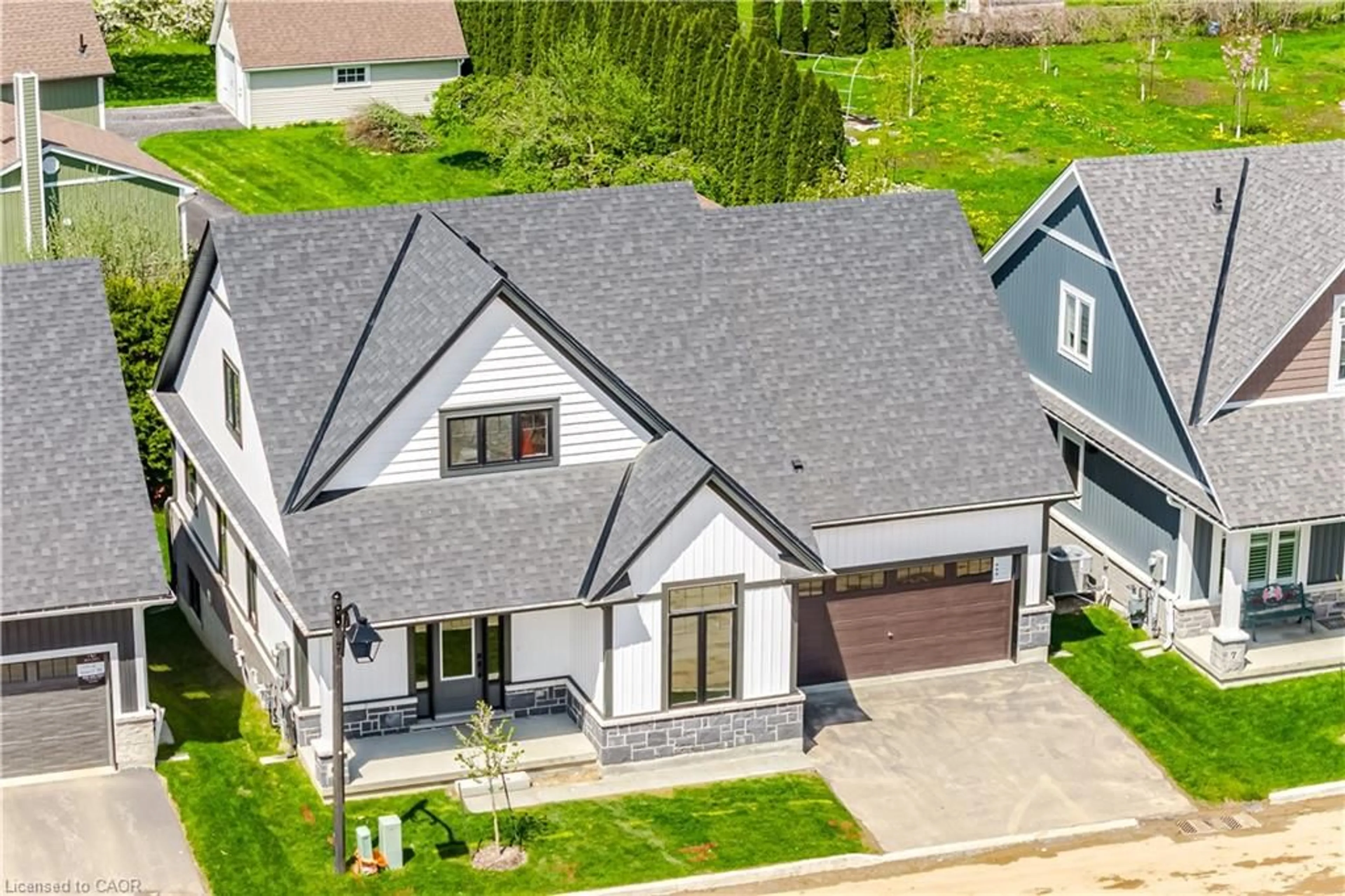 A pic from outside/outdoor area/front of a property/back of a property/a pic from drone, street for 2797 Red Maple Ave #6, Jordan Station Ontario L0R 1S0