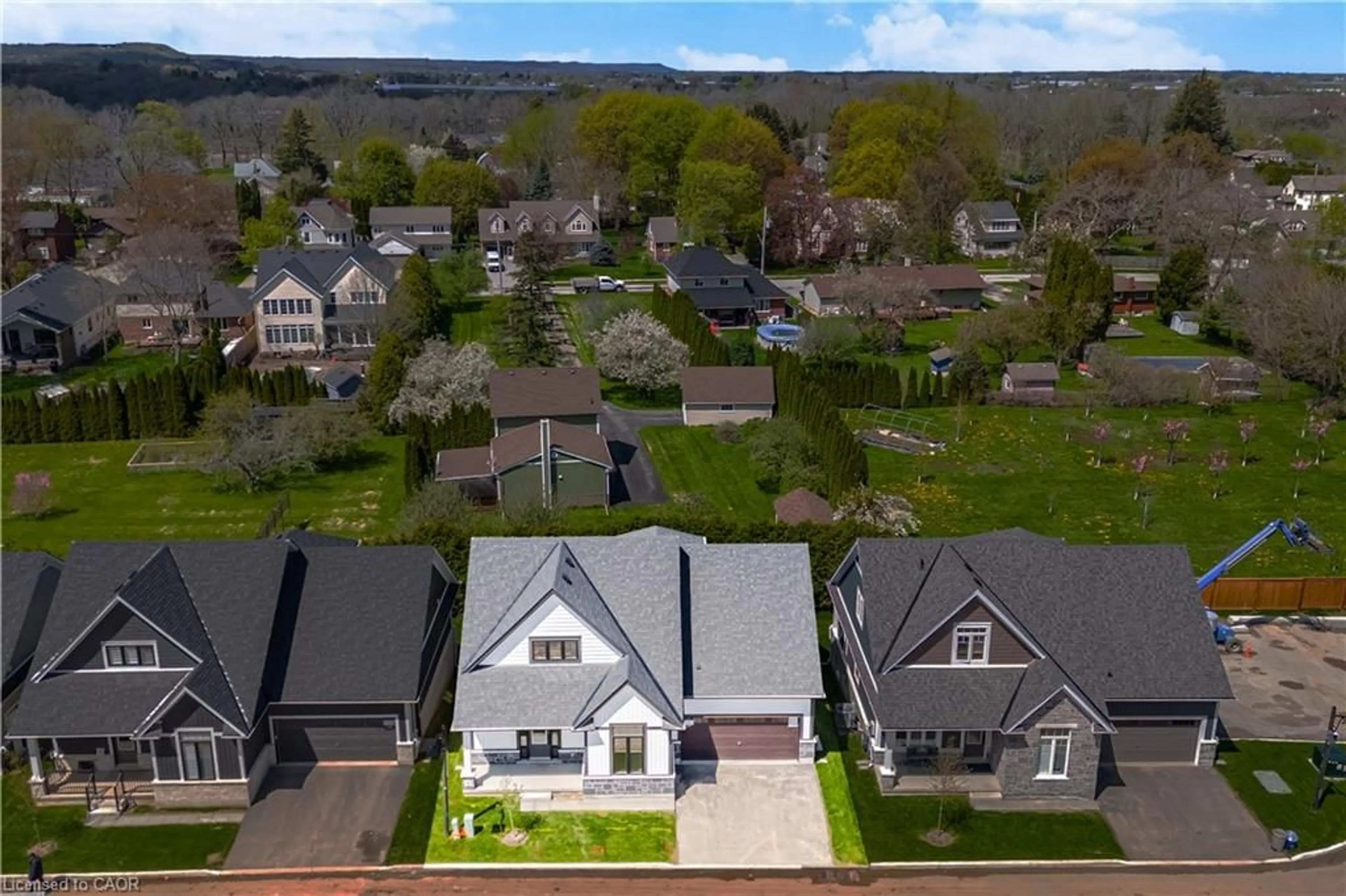 A pic from outside/outdoor area/front of a property/back of a property/a pic from drone, street for 2797 Red Maple Ave #6, Jordan Station Ontario L0R 1S0