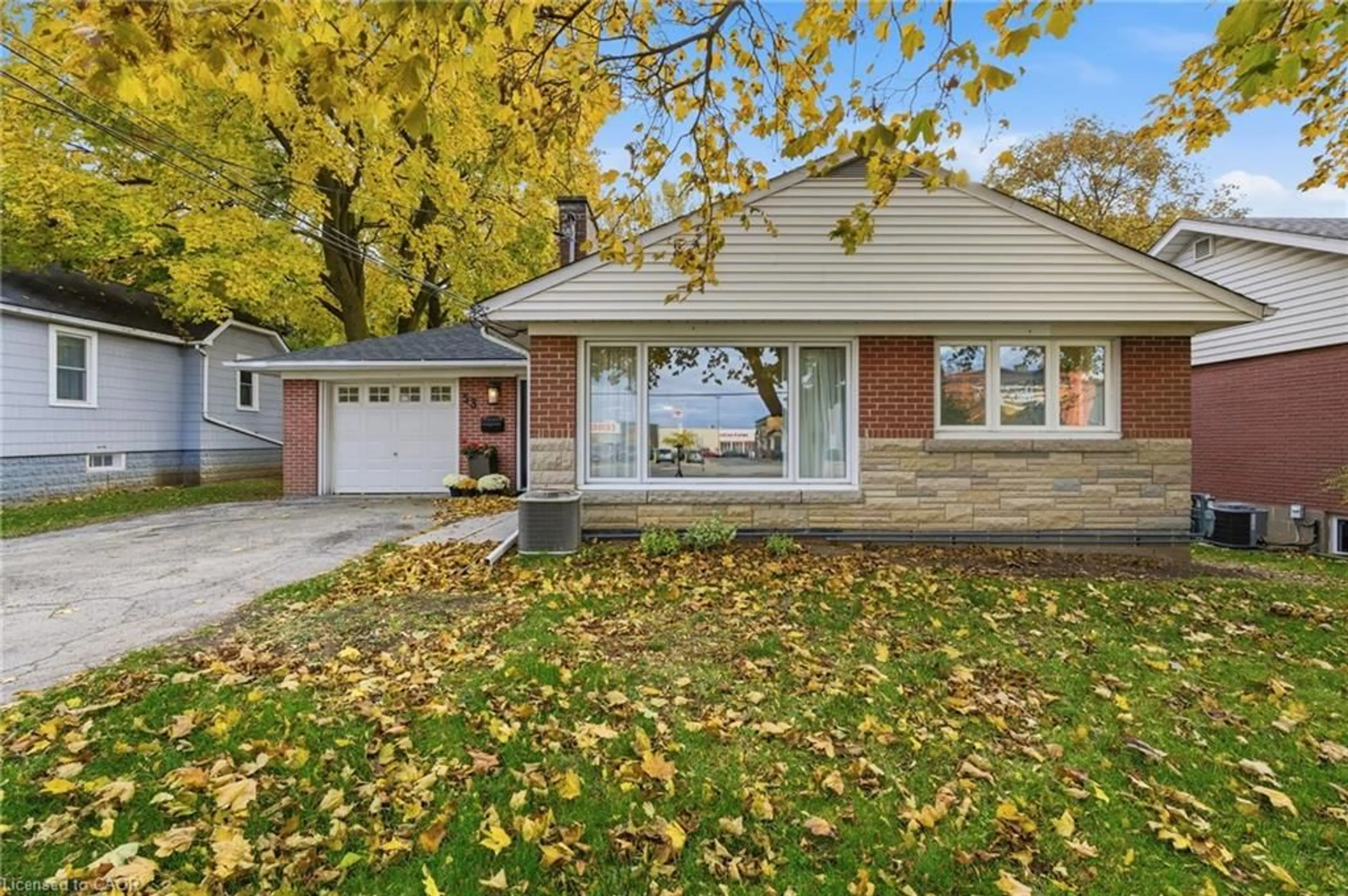 Home with brick exterior material, street for 53 Livingston Ave, Grimsby Ontario L3M 1L3