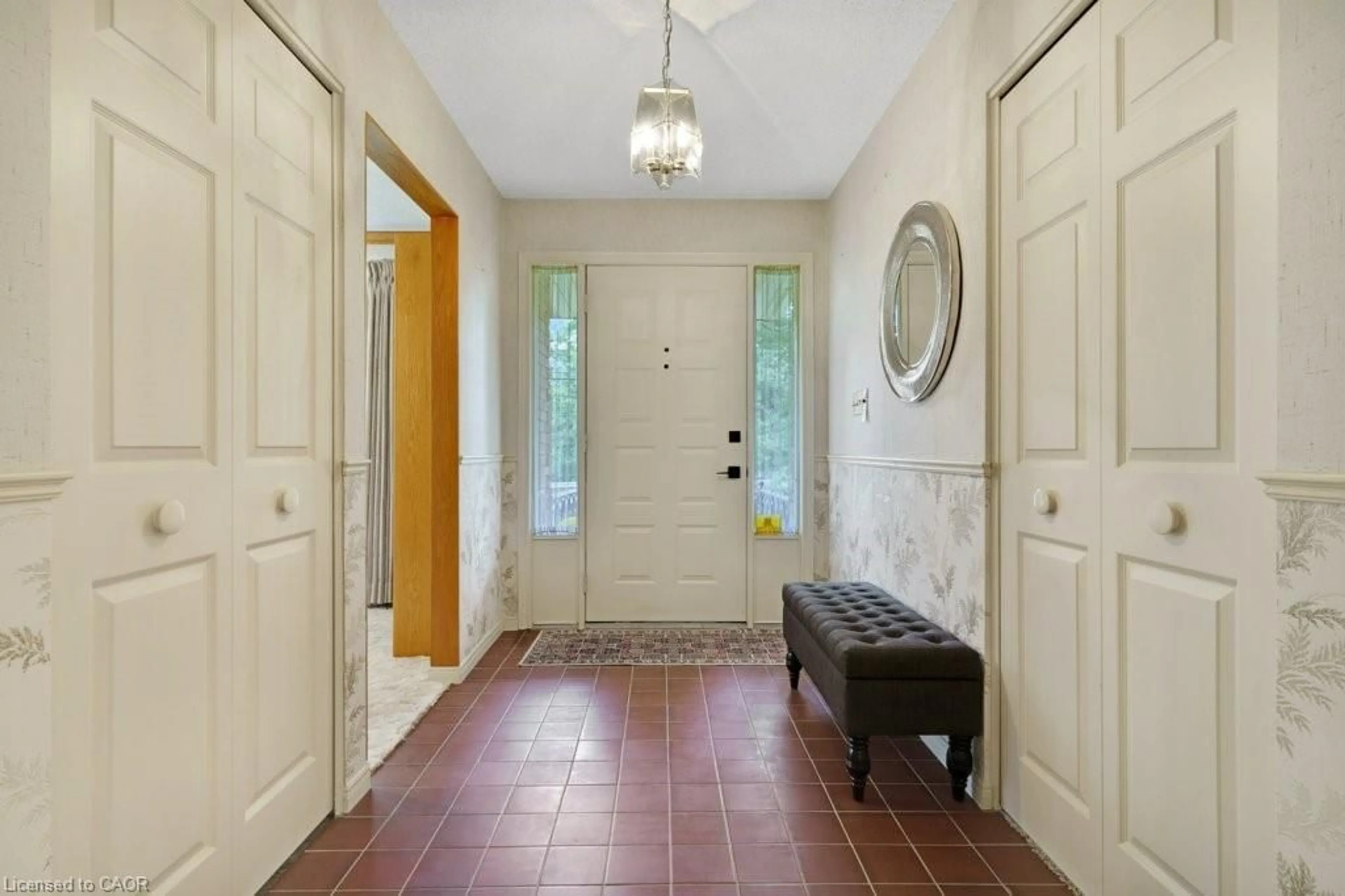 Indoor entryway for 1265 Brantford Hwy, Cambridge Ontario N1R 5S5