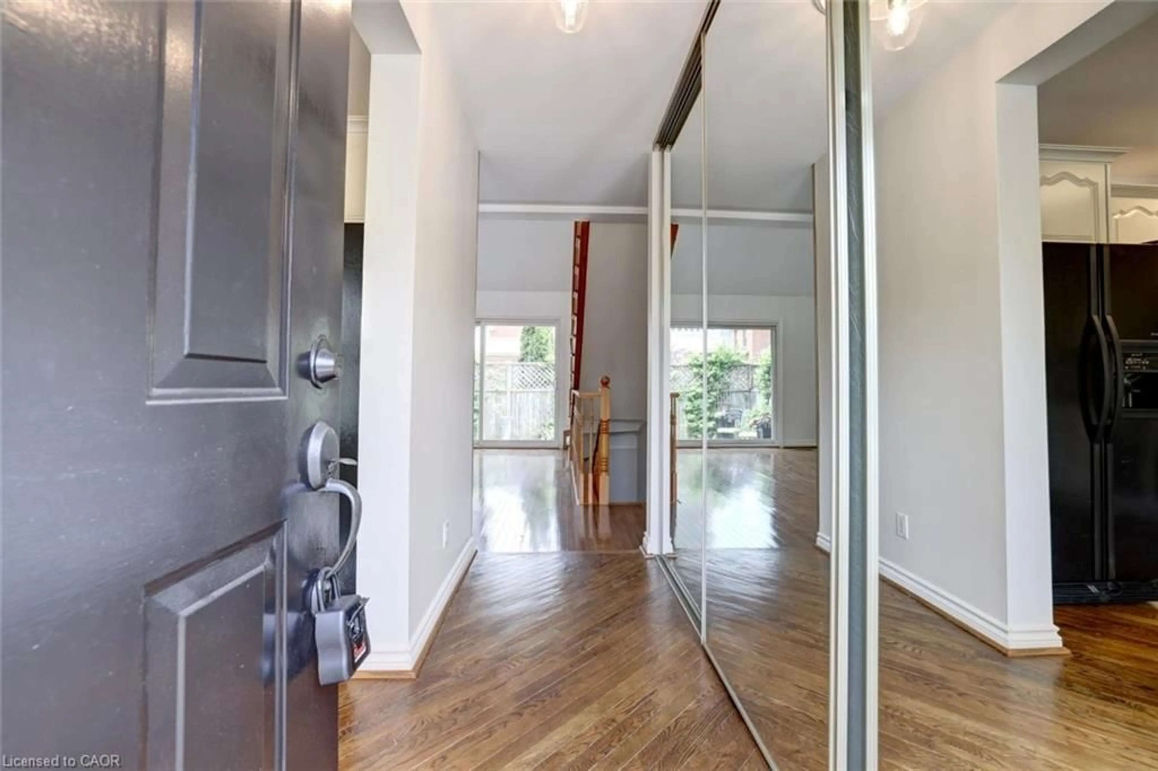 Indoor entryway for 463 Blathwayte Lane, Burlington Ontario L7S 1Y4