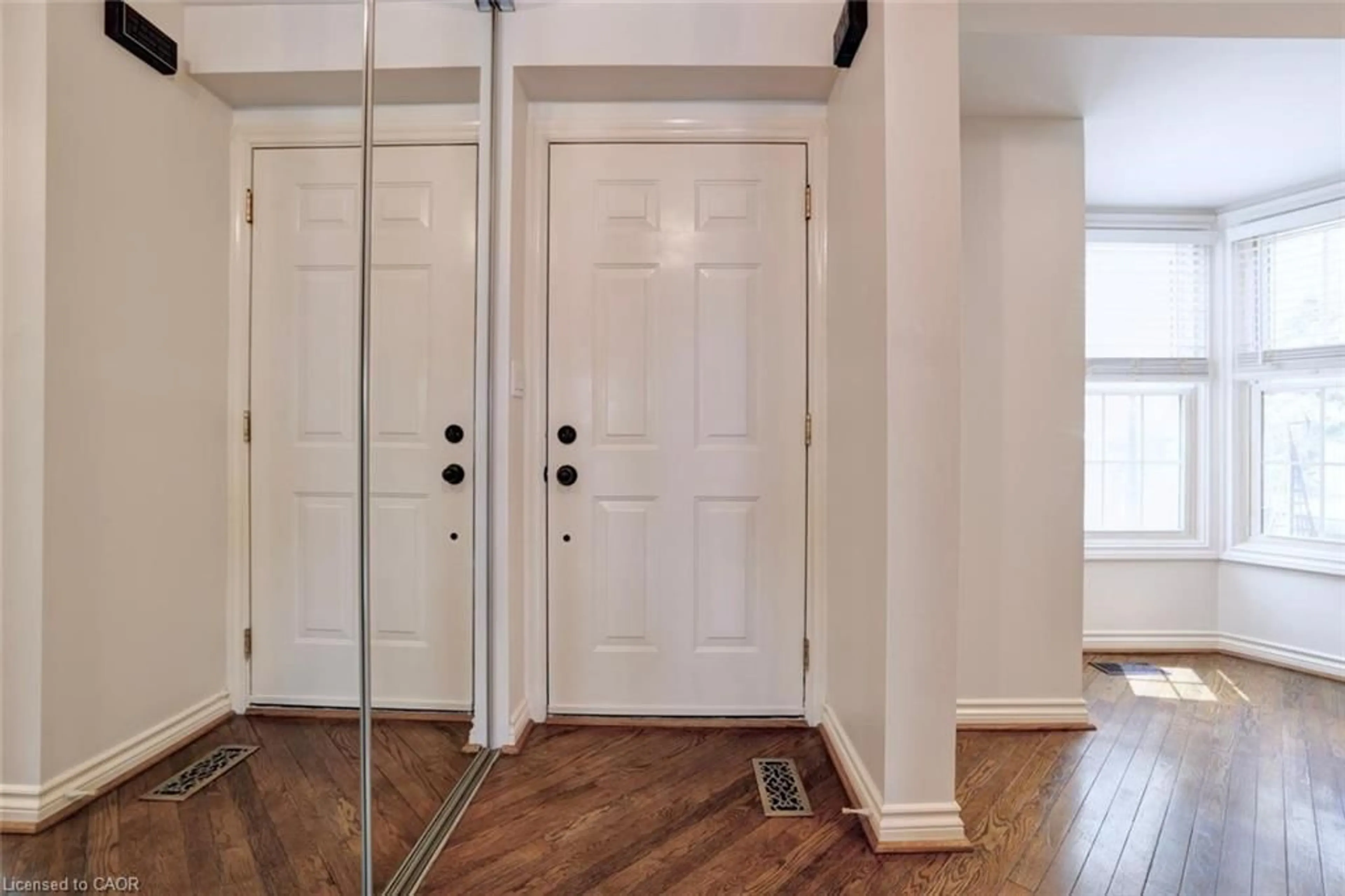 Indoor entryway for 463 Blathwayte Lane, Burlington Ontario L7S 1Y4