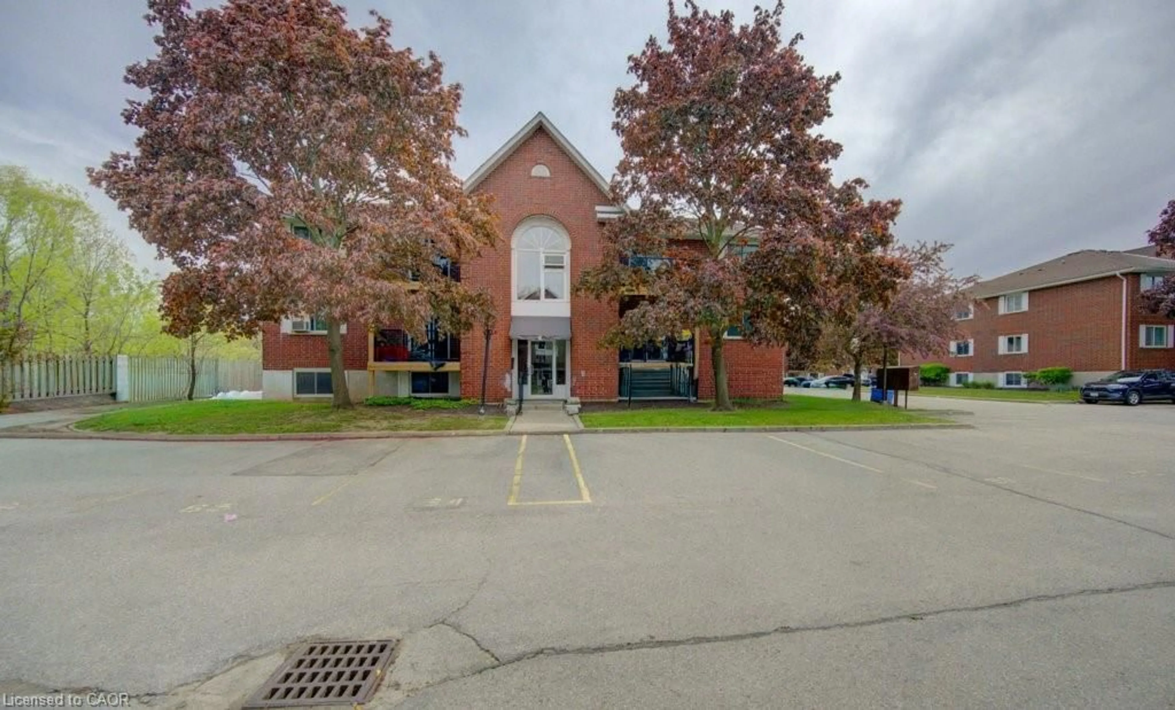 Indoor foyer for 565 Greenfield Ave #212, Kitchener Ontario N2C 2P3