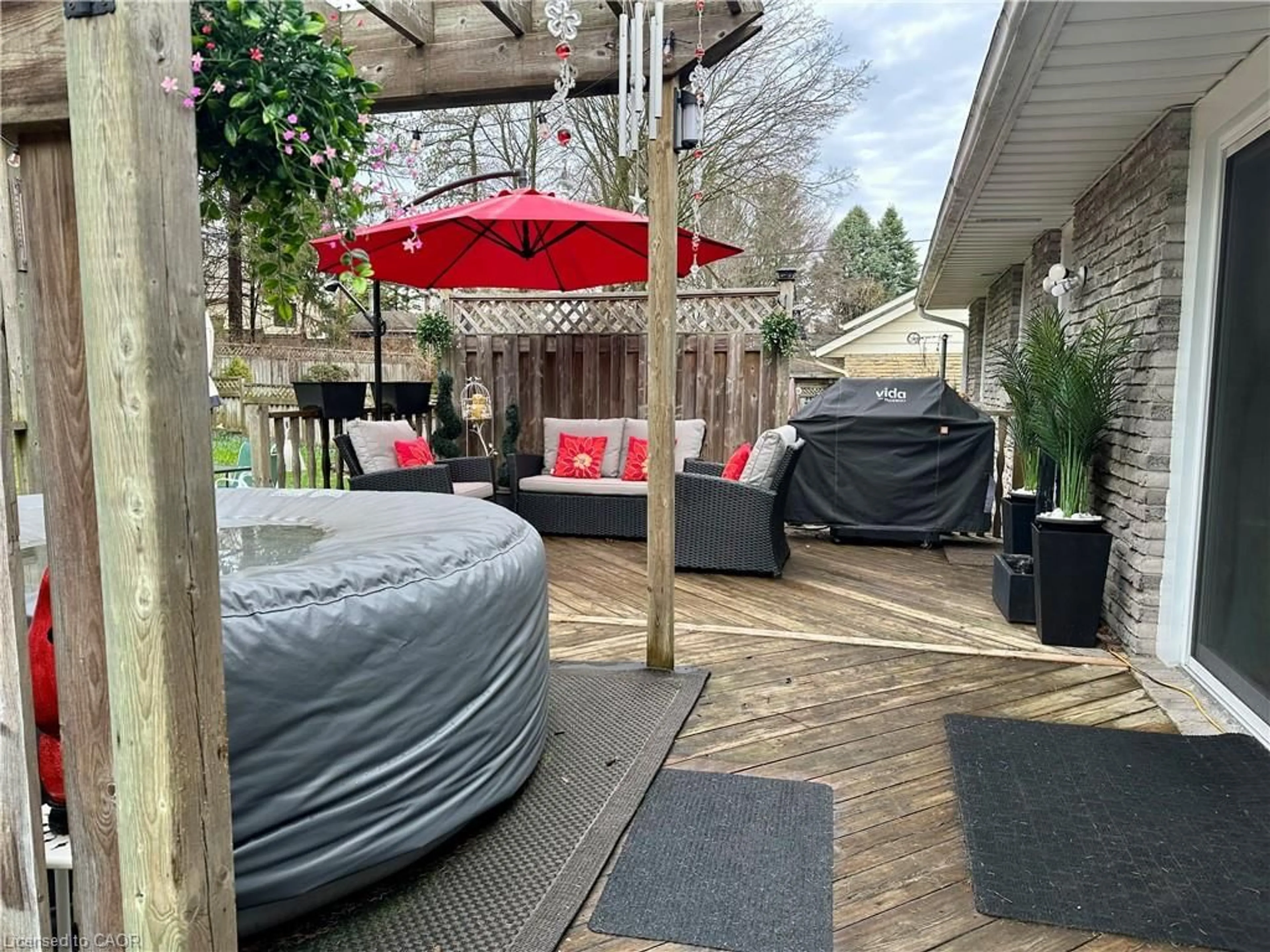 Patio, street for 70 Berkley Cres, Simcoe Ontario N3Y 2K5