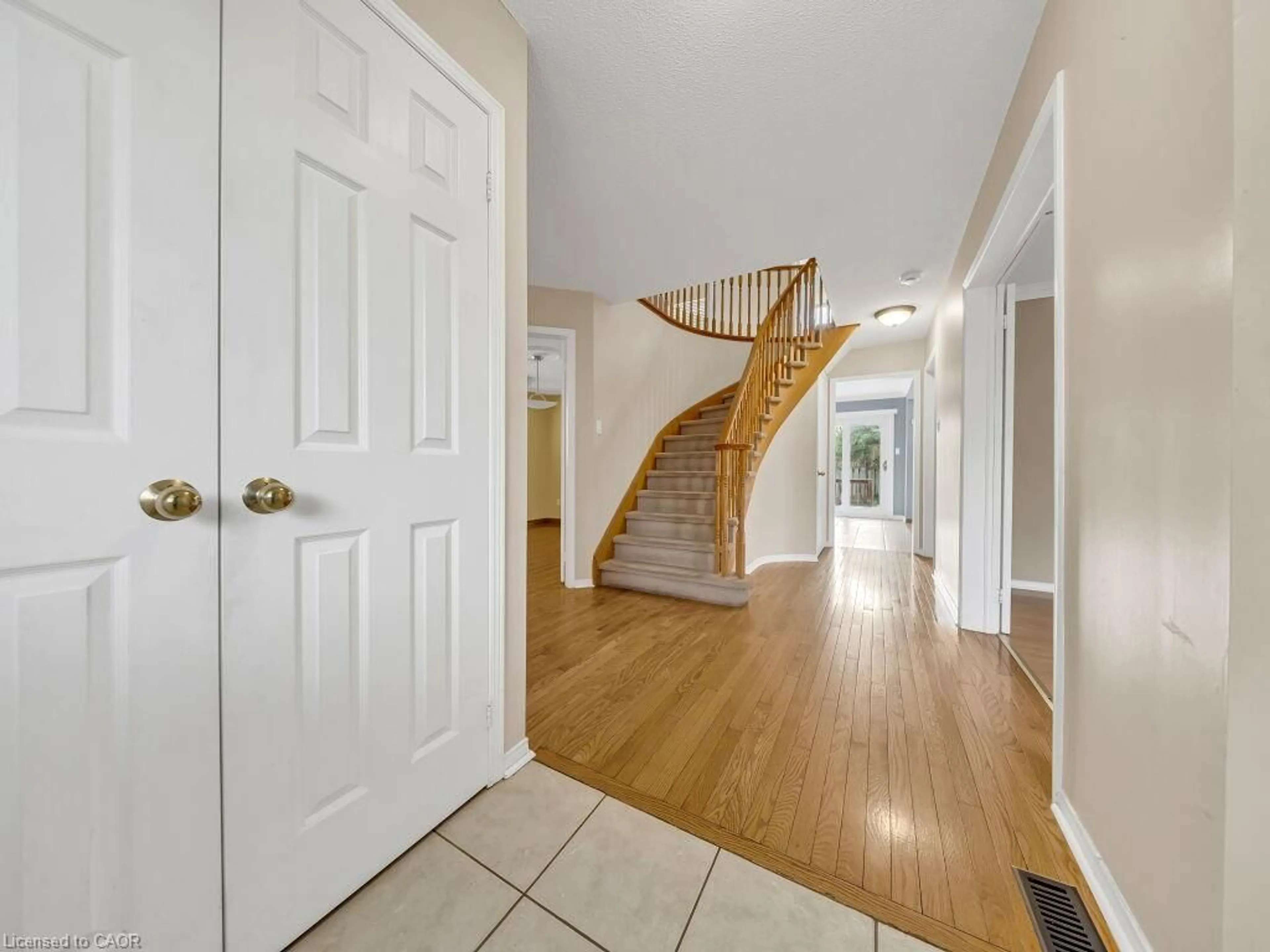 Indoor foyer for 607 Burnett Ave, Cambridge Ontario N1T 1P3