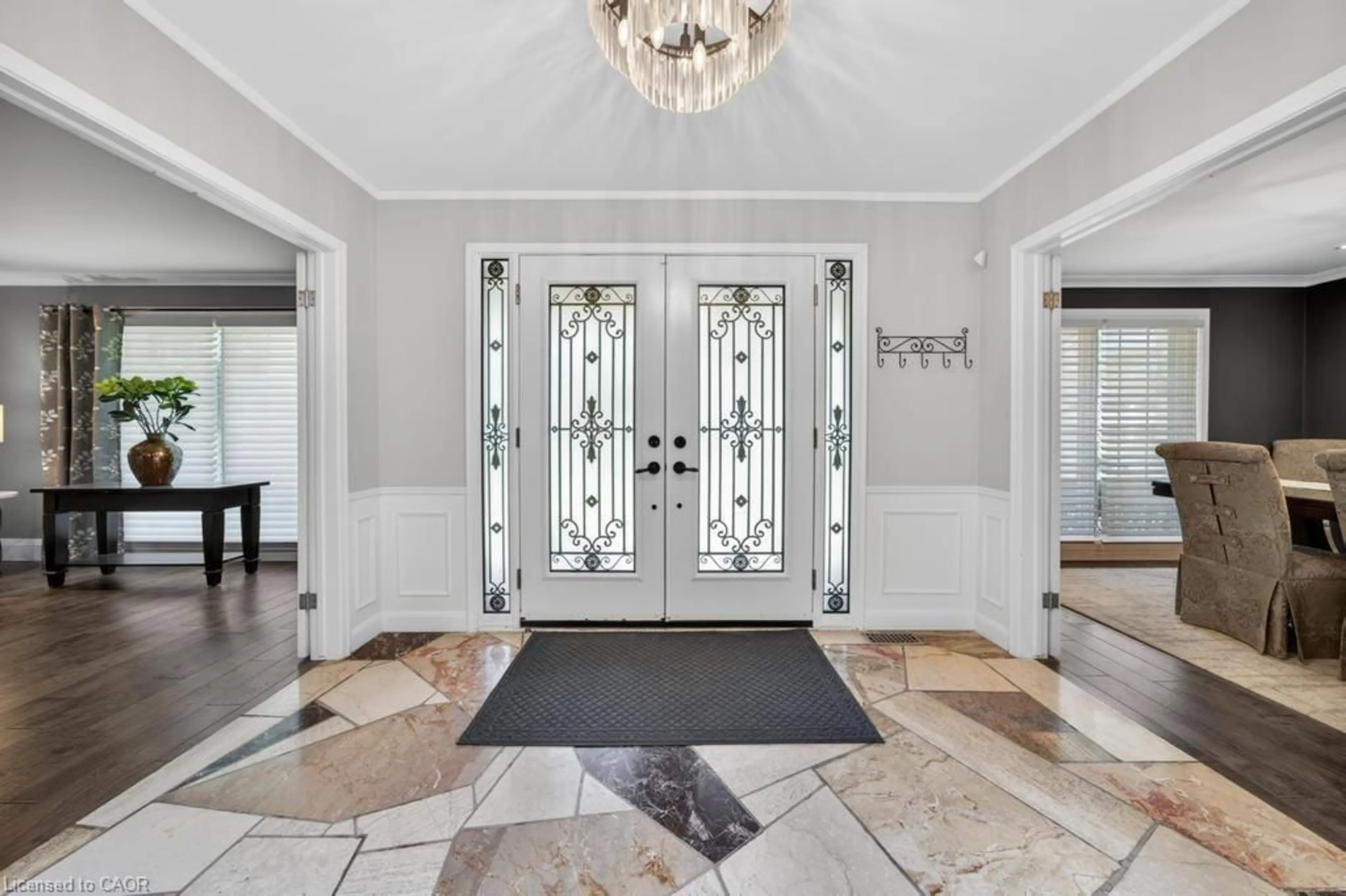 Indoor entryway for 25 Braemar Pl, Hamilton Ontario L9C 1C9