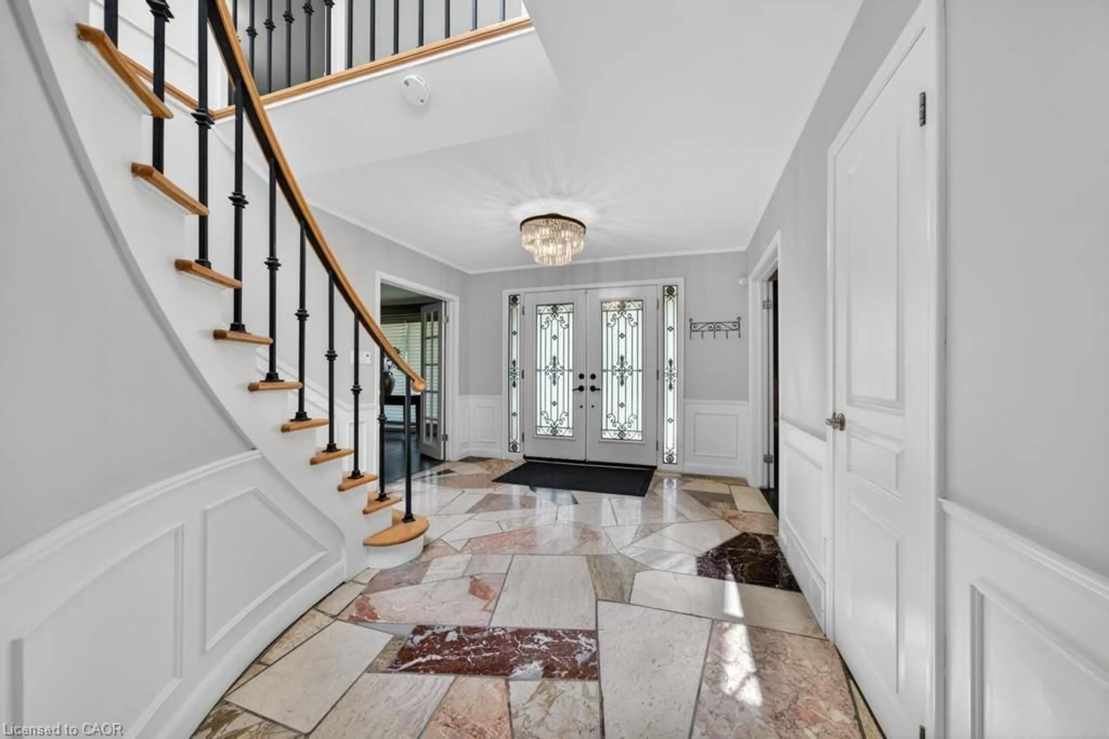 Indoor entryway for 25 Braemar Pl, Hamilton Ontario L9C 1C9