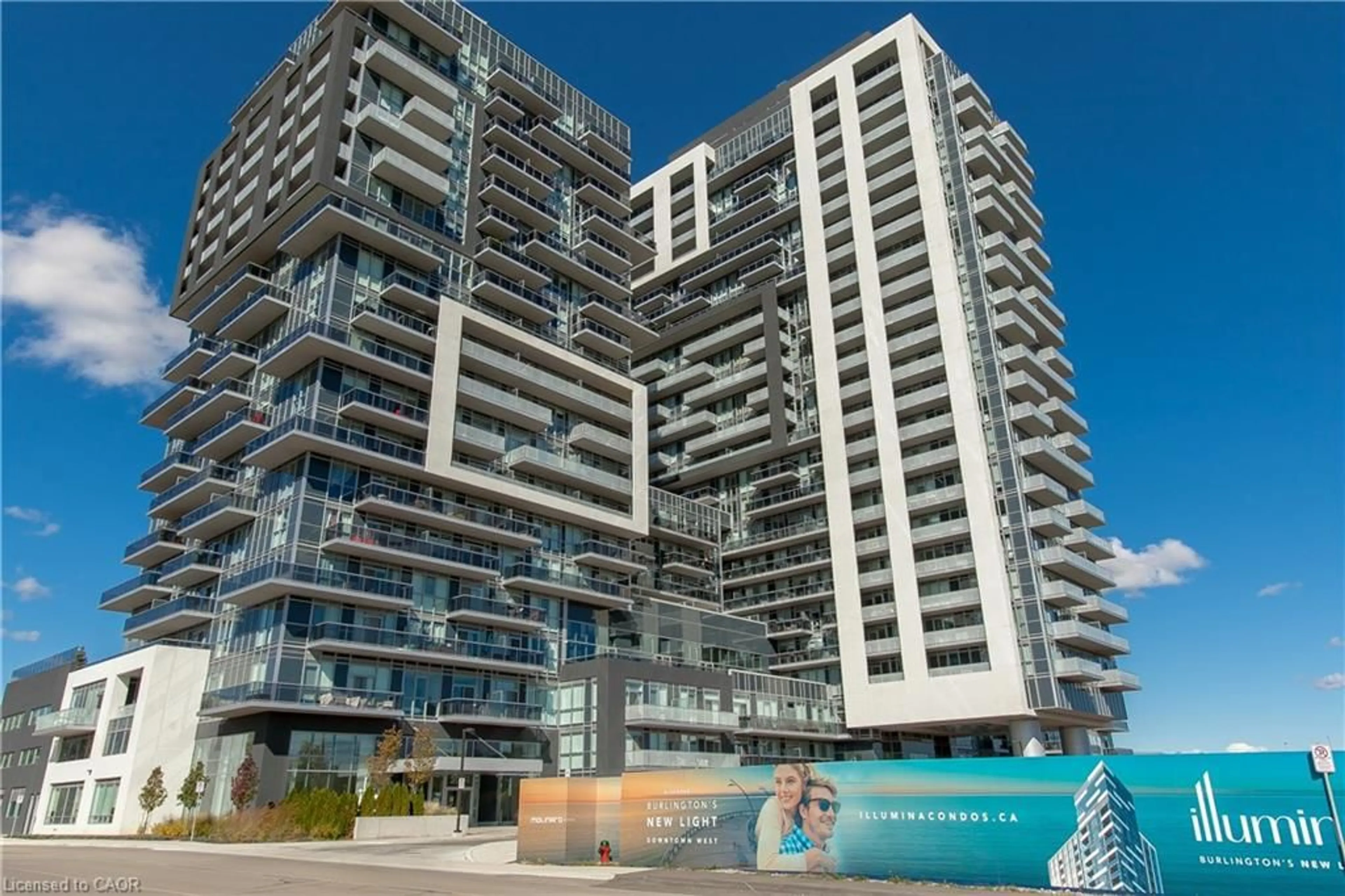 Indoor foyer for 2081 Fairview St #1201, Burlington Ontario L7R 0E4