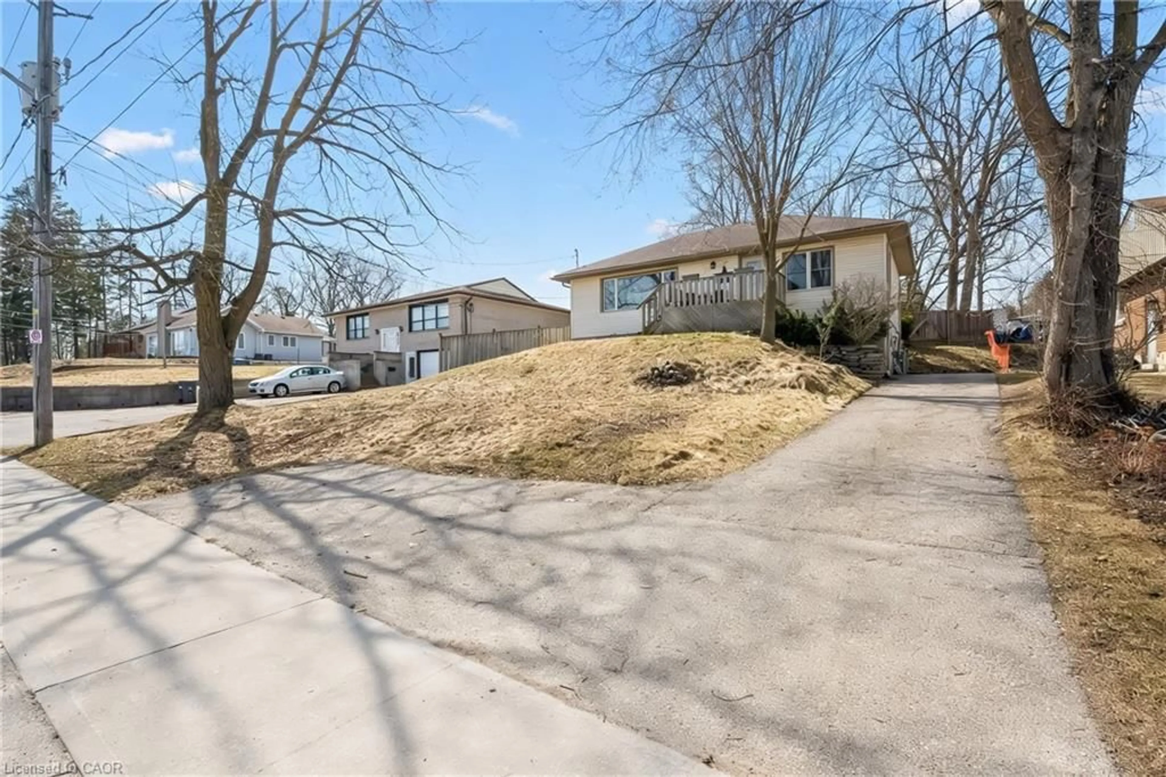A pic from outside/outdoor area/front of a property/back of a property/a pic from drone, street for 184 Stevenson St, Guelph Ontario N1E 5A8