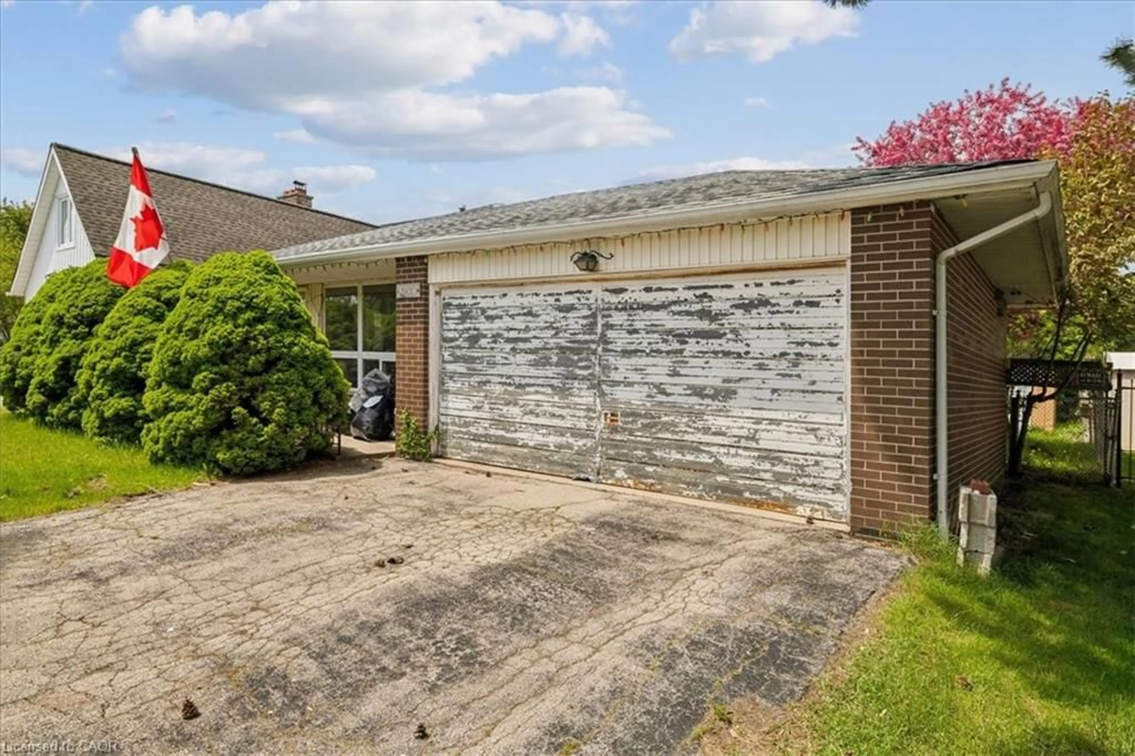 Home with brick exterior material, street for 2651 Thorn Lodge Dr, Mississauga Ontario L5K 1L1