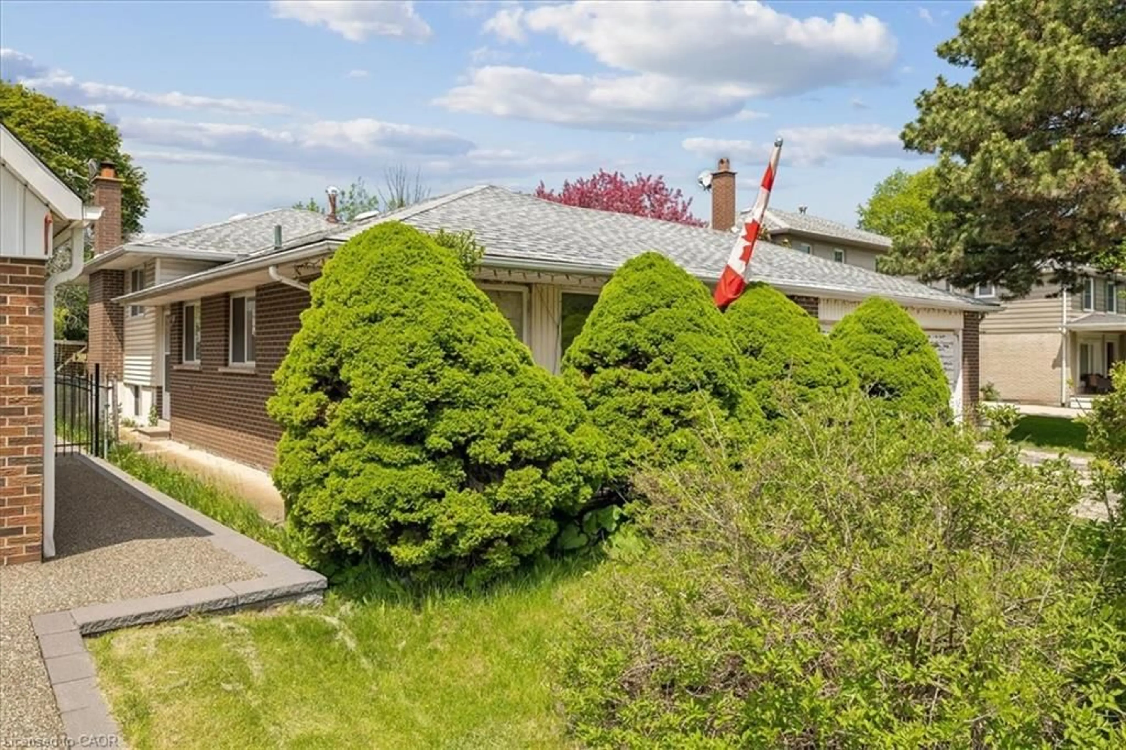 A pic from outside/outdoor area/front of a property/back of a property/a pic from drone, unknown for 2651 Thorn Lodge Dr, Mississauga Ontario L5K 1L1