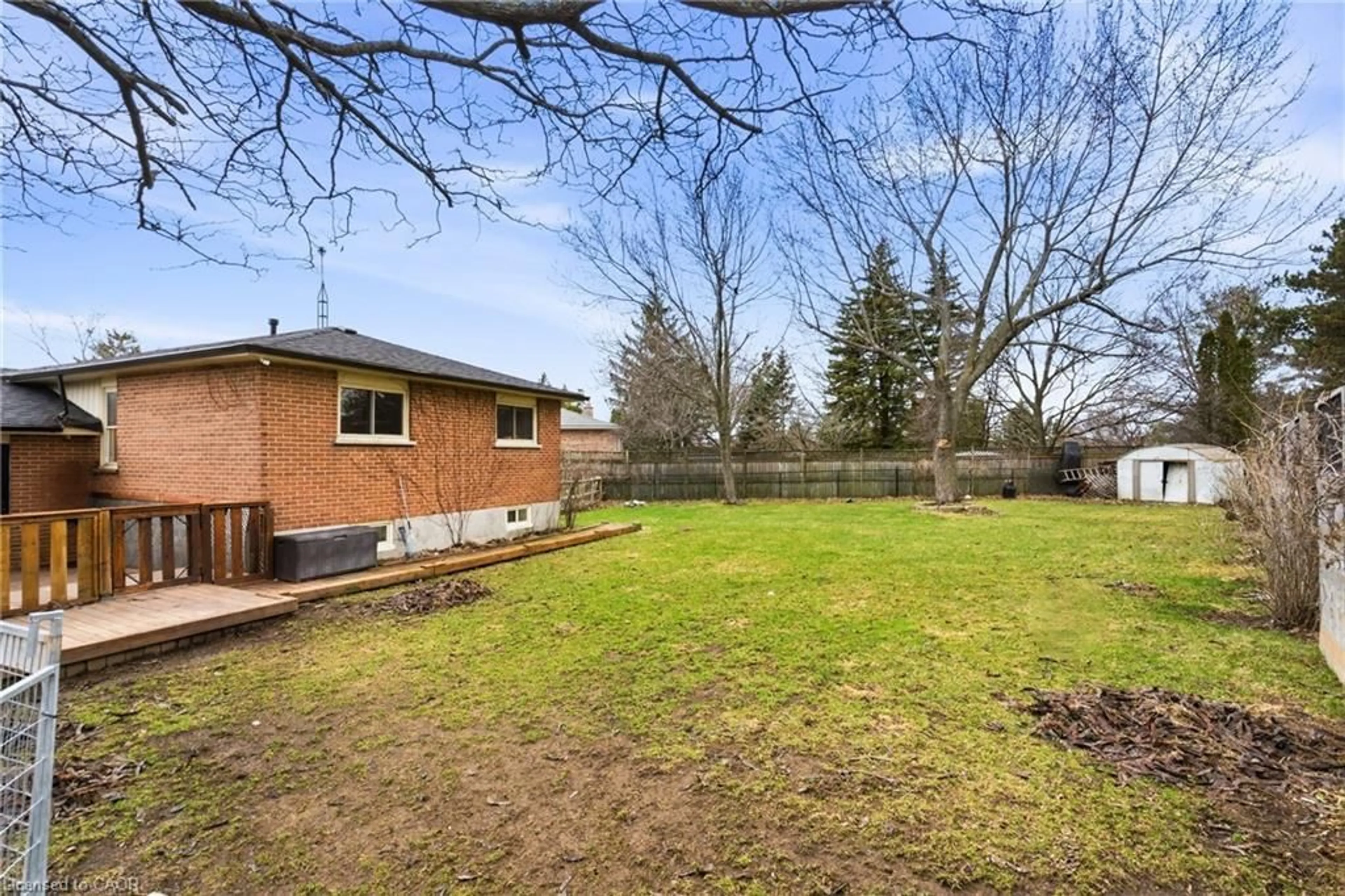 Patio, street for 21 Milverton Close, Waterdown Ontario L8B 0B1