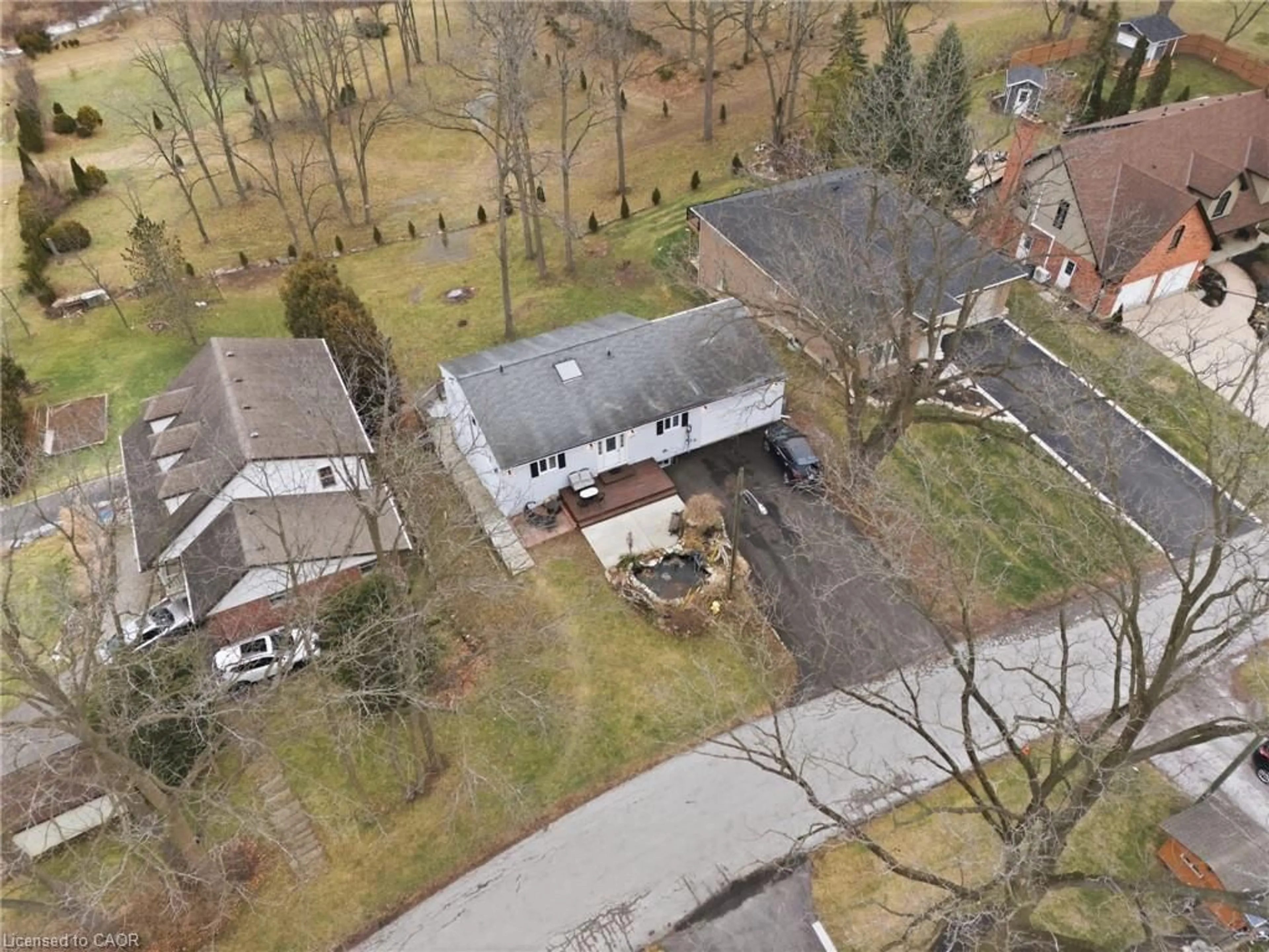 A pic from outside/outdoor area/front of a property/back of a property/a pic from drone, street for 430 Winniett St, Caledonia Ontario N3W 1E4