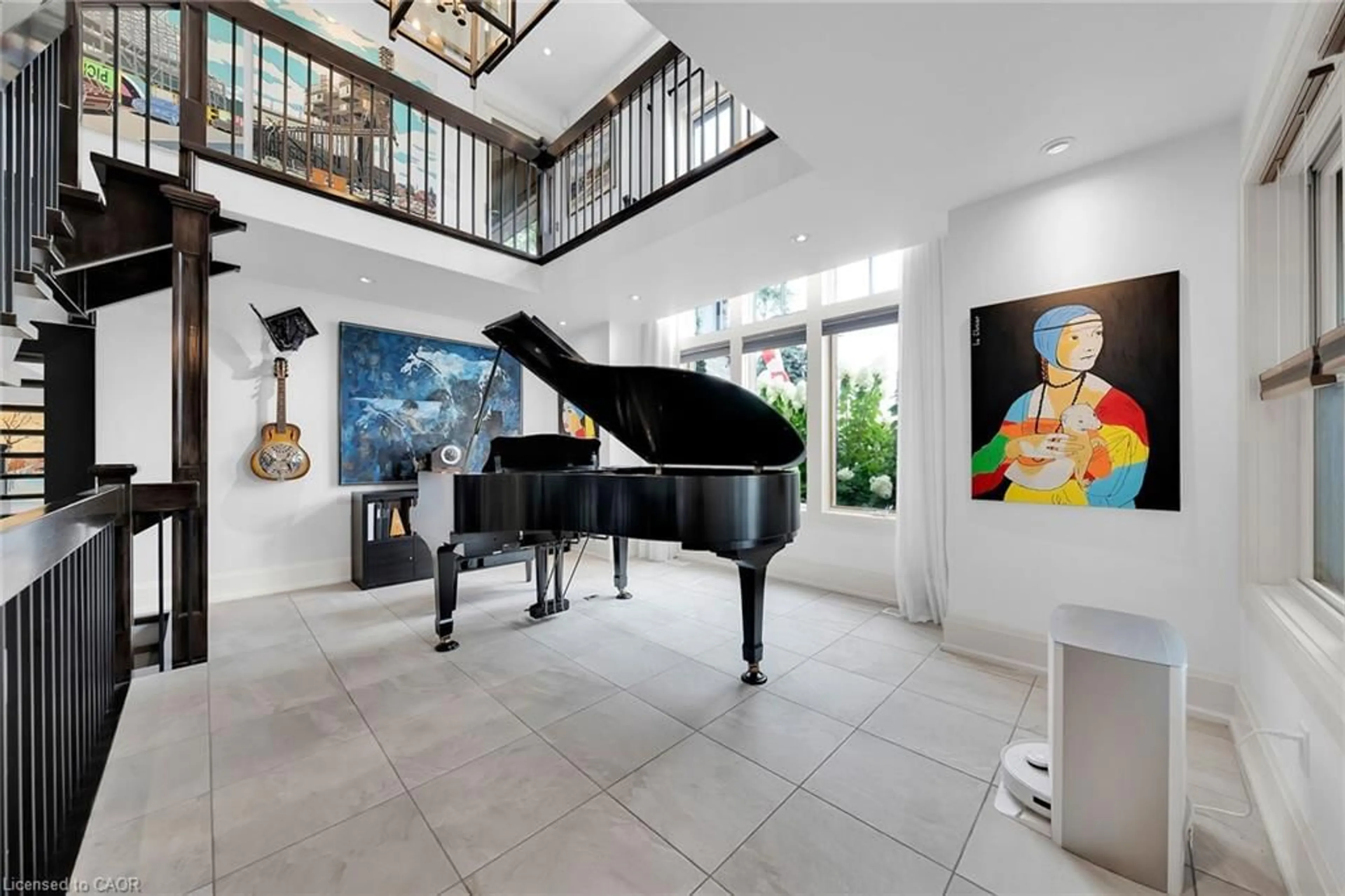 Indoor foyer for 404 Mountain Brow Blvd, Hamilton Ontario L8T 1A7