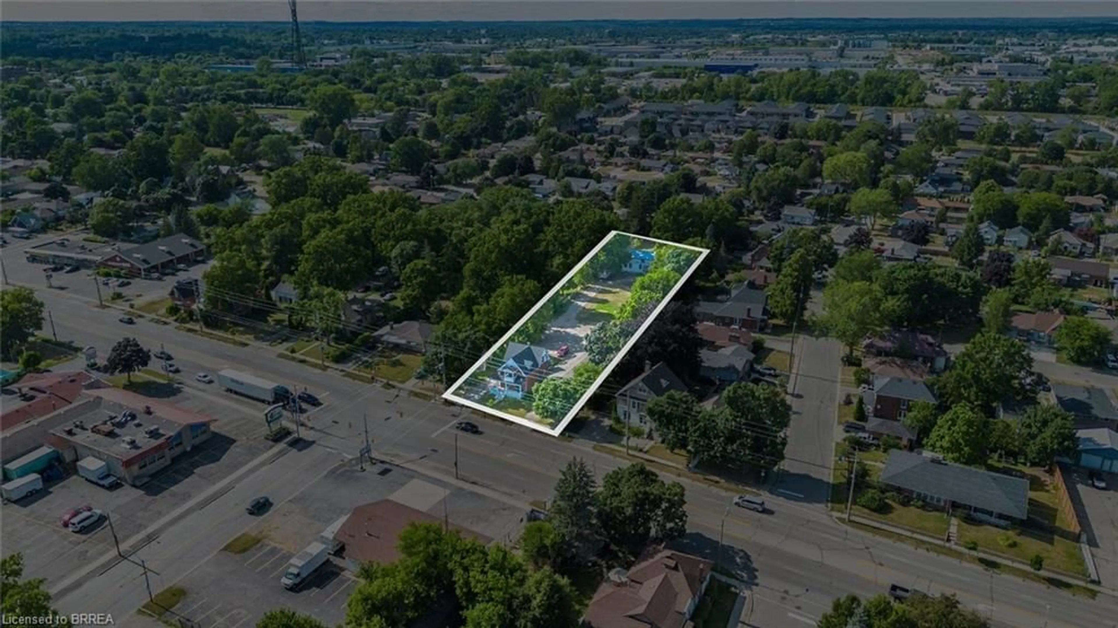 A pic from outside/outdoor area/front of a property/back of a property/a pic from drone, unknown for 816 Colborne St, Brantford Ontario N3S 3S4