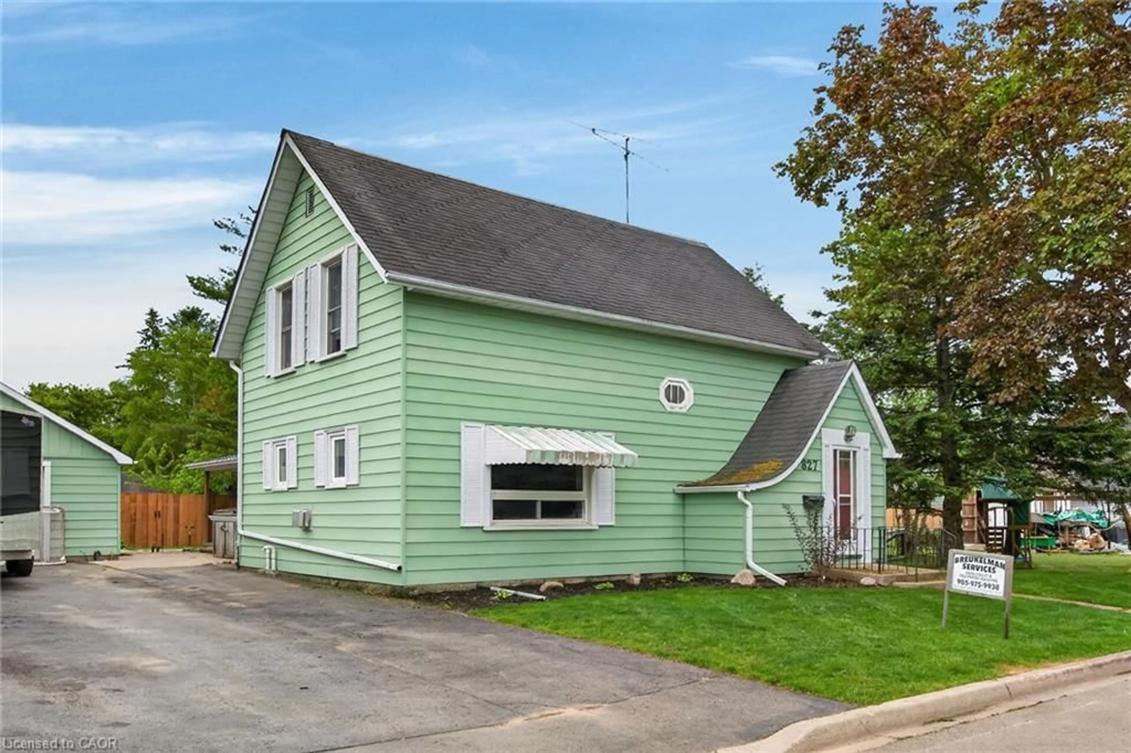 Home with vinyl exterior material, street for 827 Pine St, Dunnville Ontario N1A 2M6