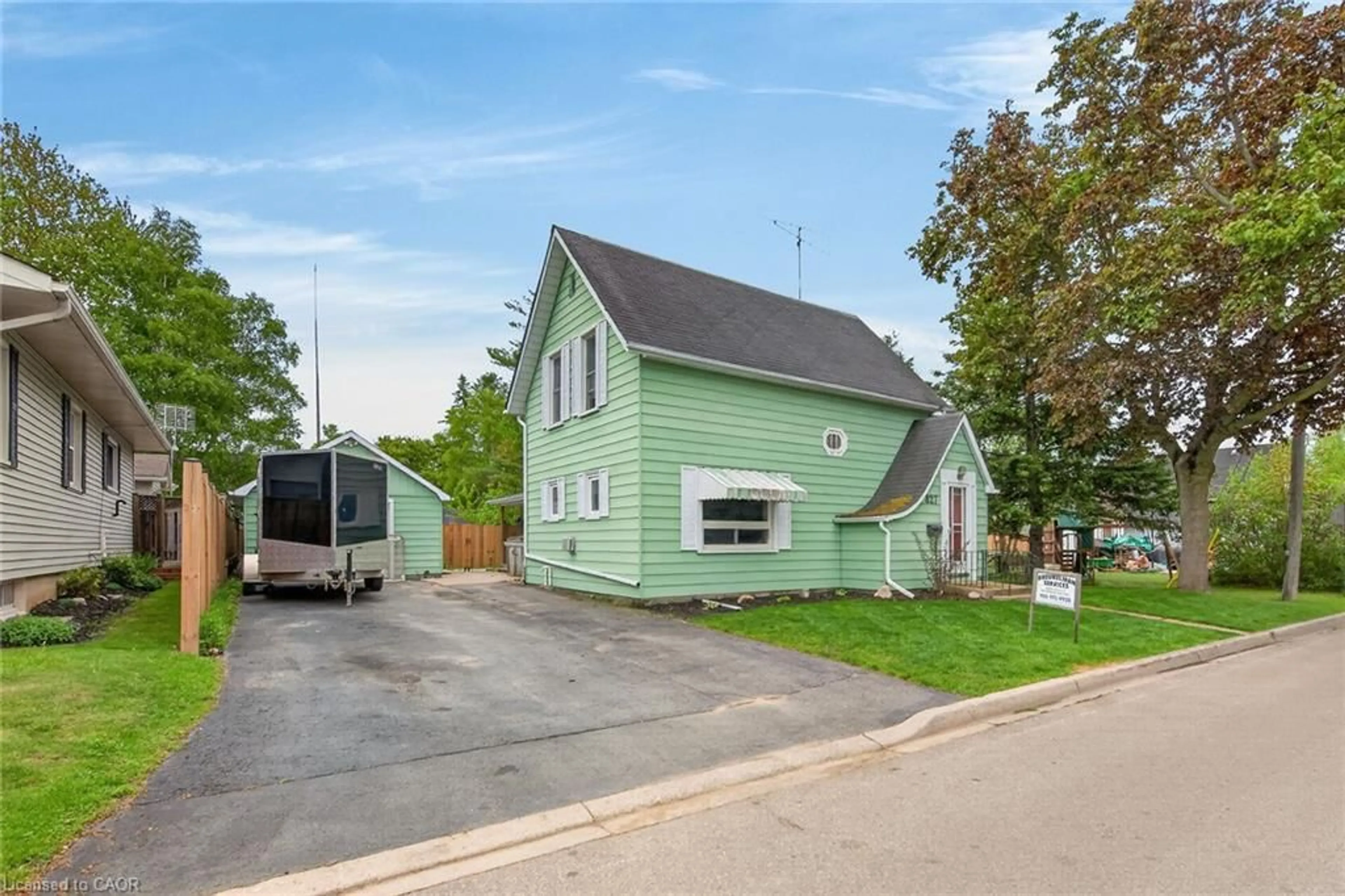 A pic from outside/outdoor area/front of a property/back of a property/a pic from drone, street for 827 Pine St, Dunnville Ontario N1A 2M6