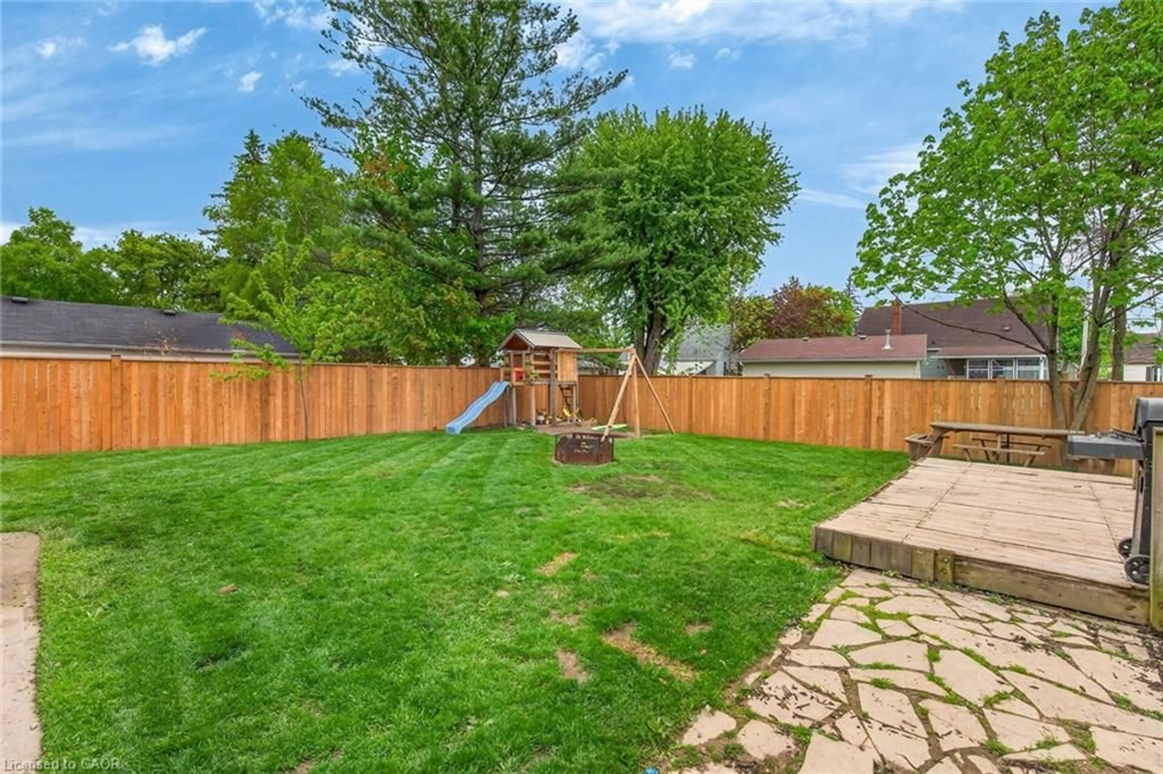 Patio, unknown for 827 Pine St, Dunnville Ontario N1A 2M6