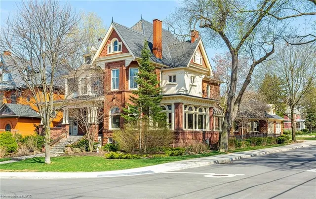 351-353 Bay St, Hamilton 2