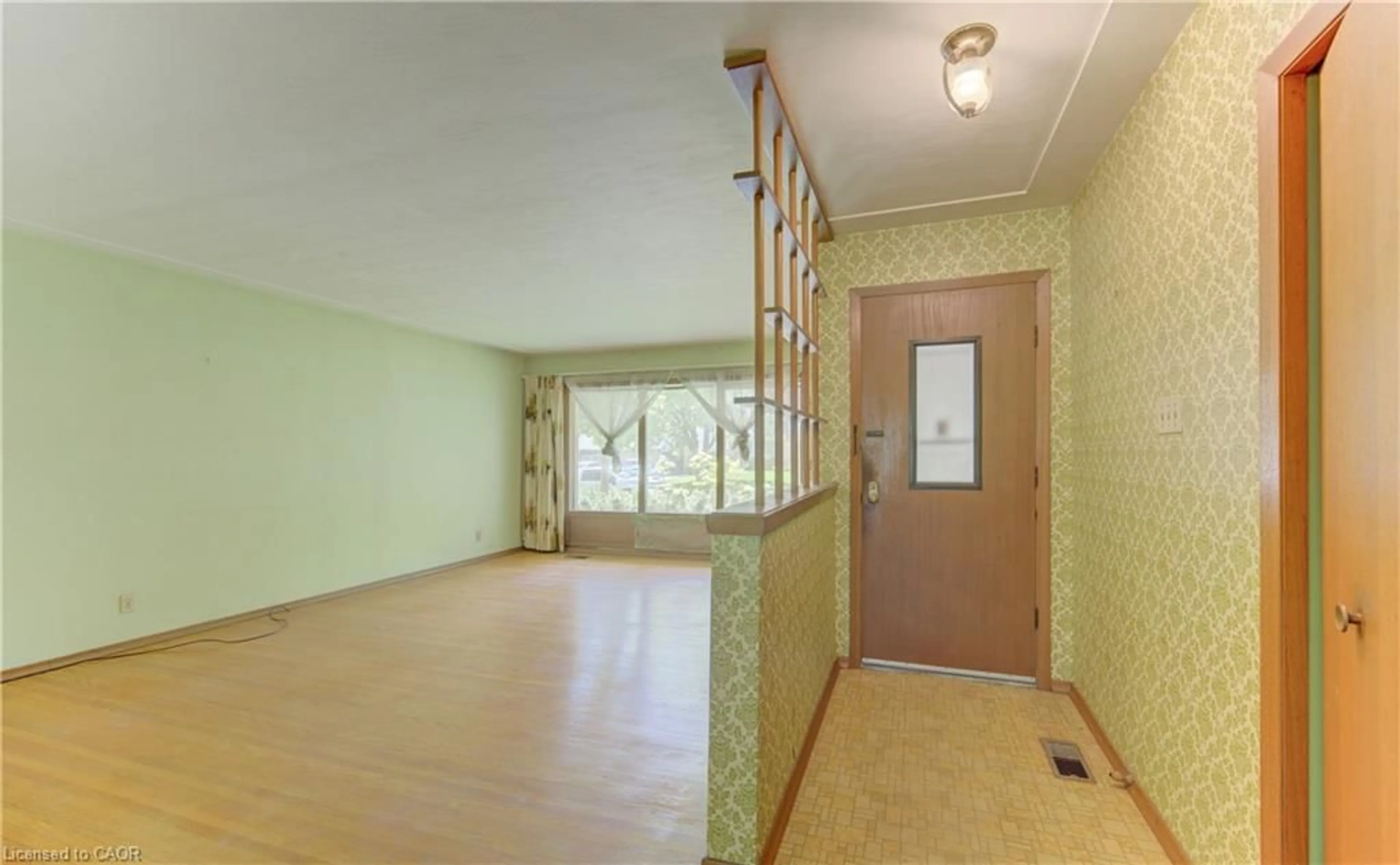 Indoor foyer for 162 Warren Rd, Kitchener Ontario N2M 4T7