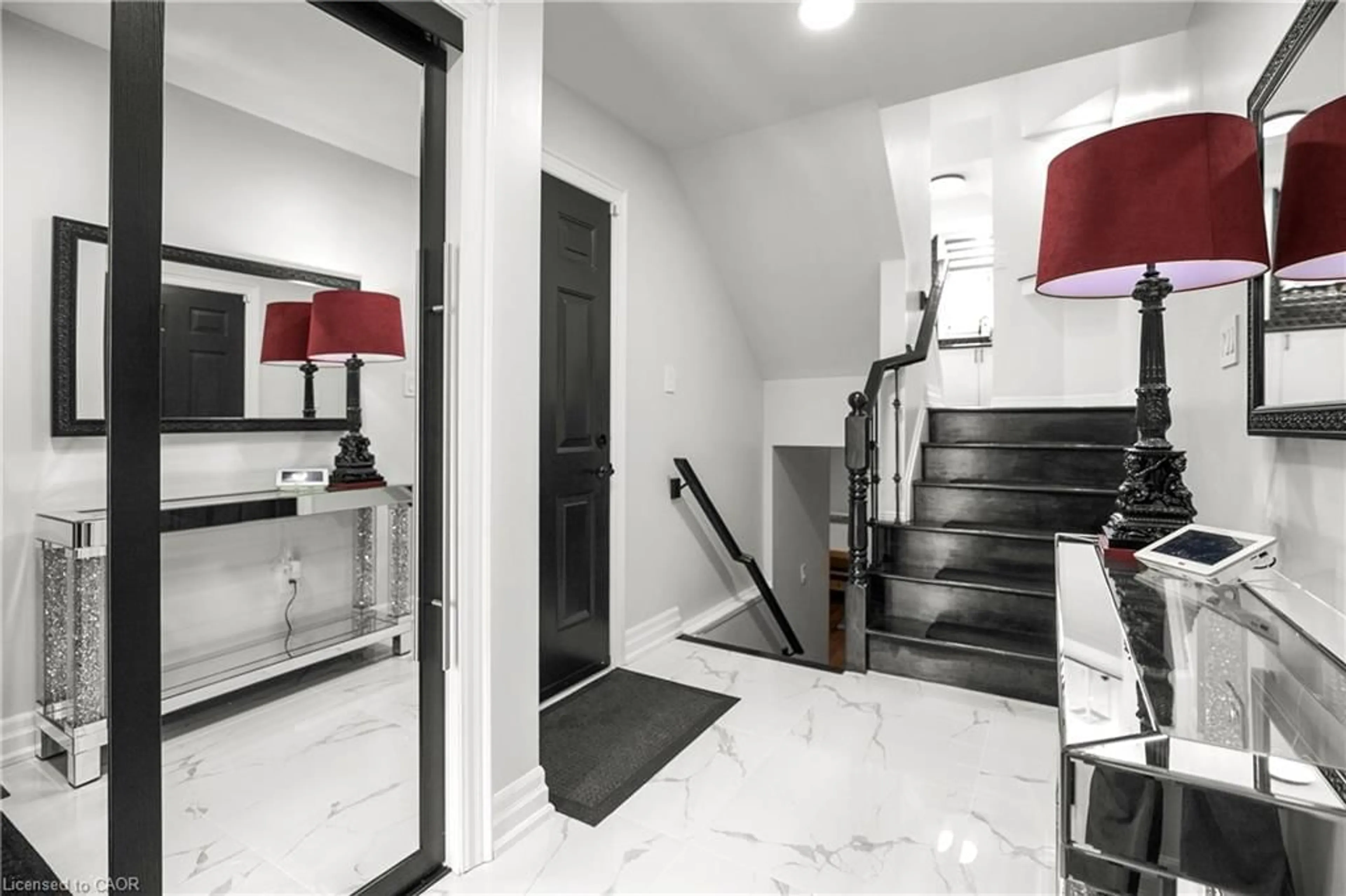 Indoor foyer for 876 Golf Links Rd #16, Ancaster Ontario L9K 1M7