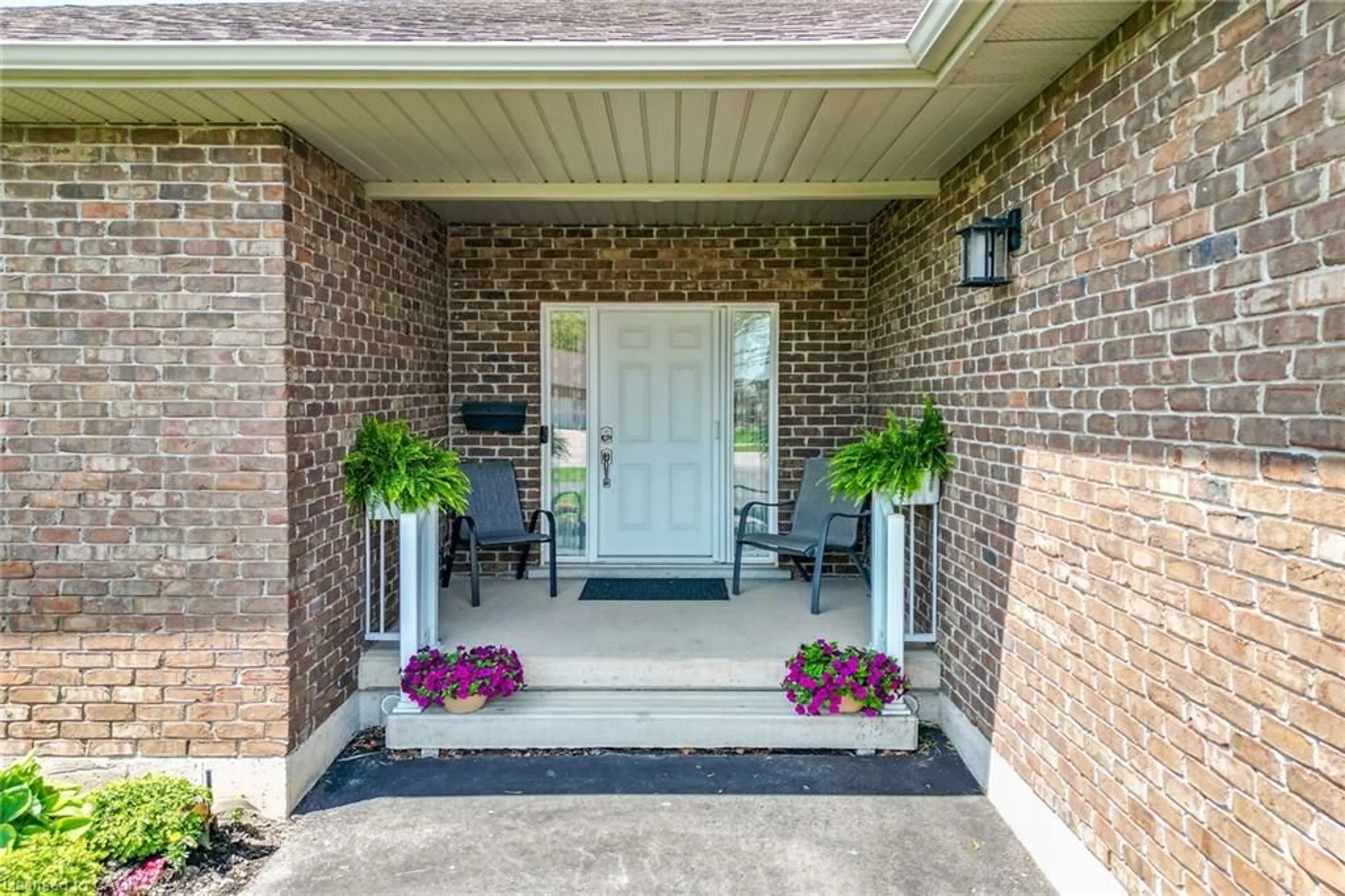 Indoor entryway for 353 Station St, Smithville Ontario L0R 2A0