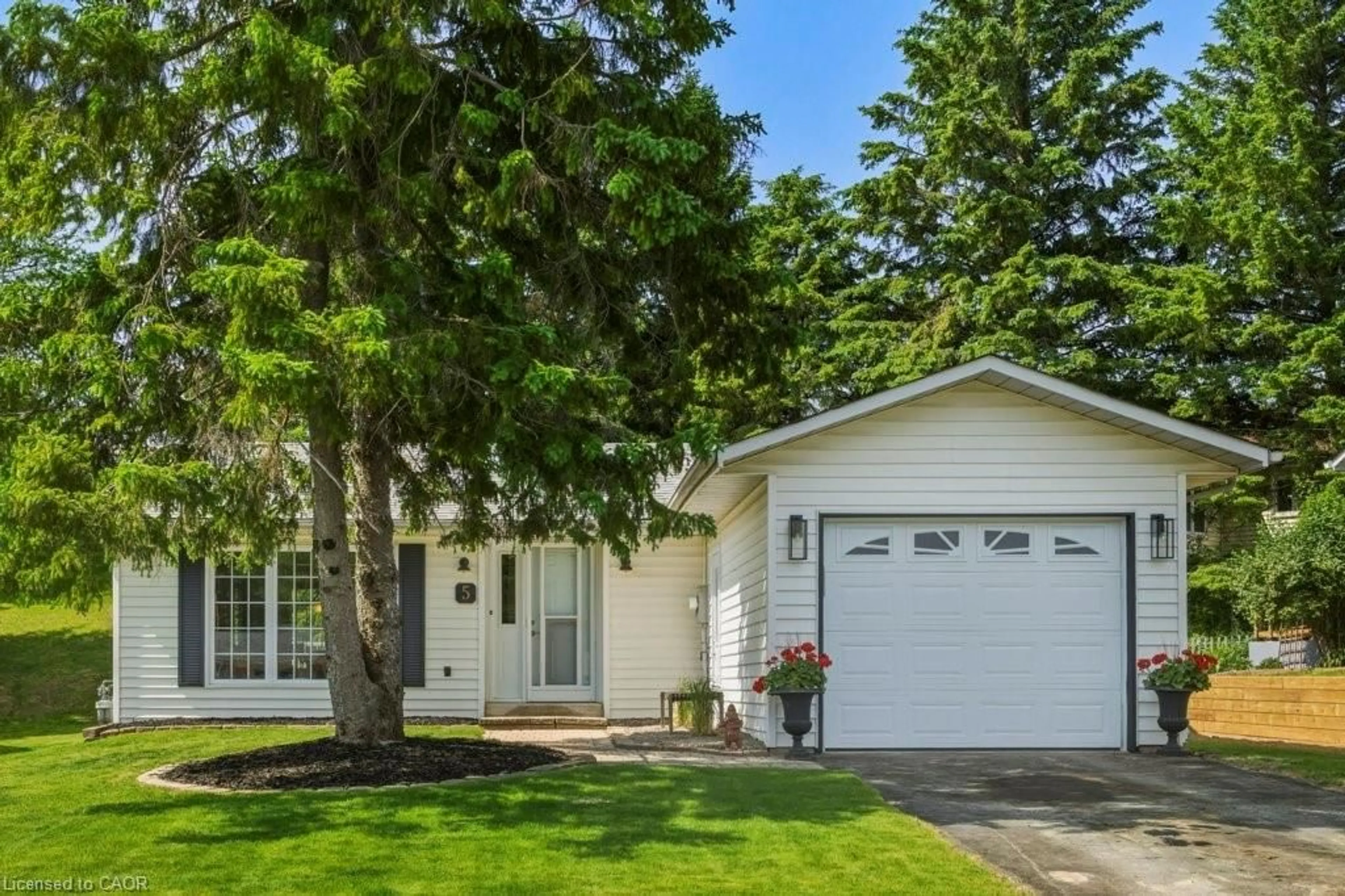 Home with vinyl exterior material, street for 5 Cedar Crt, New Tecumseth Ontario L0G 1W0