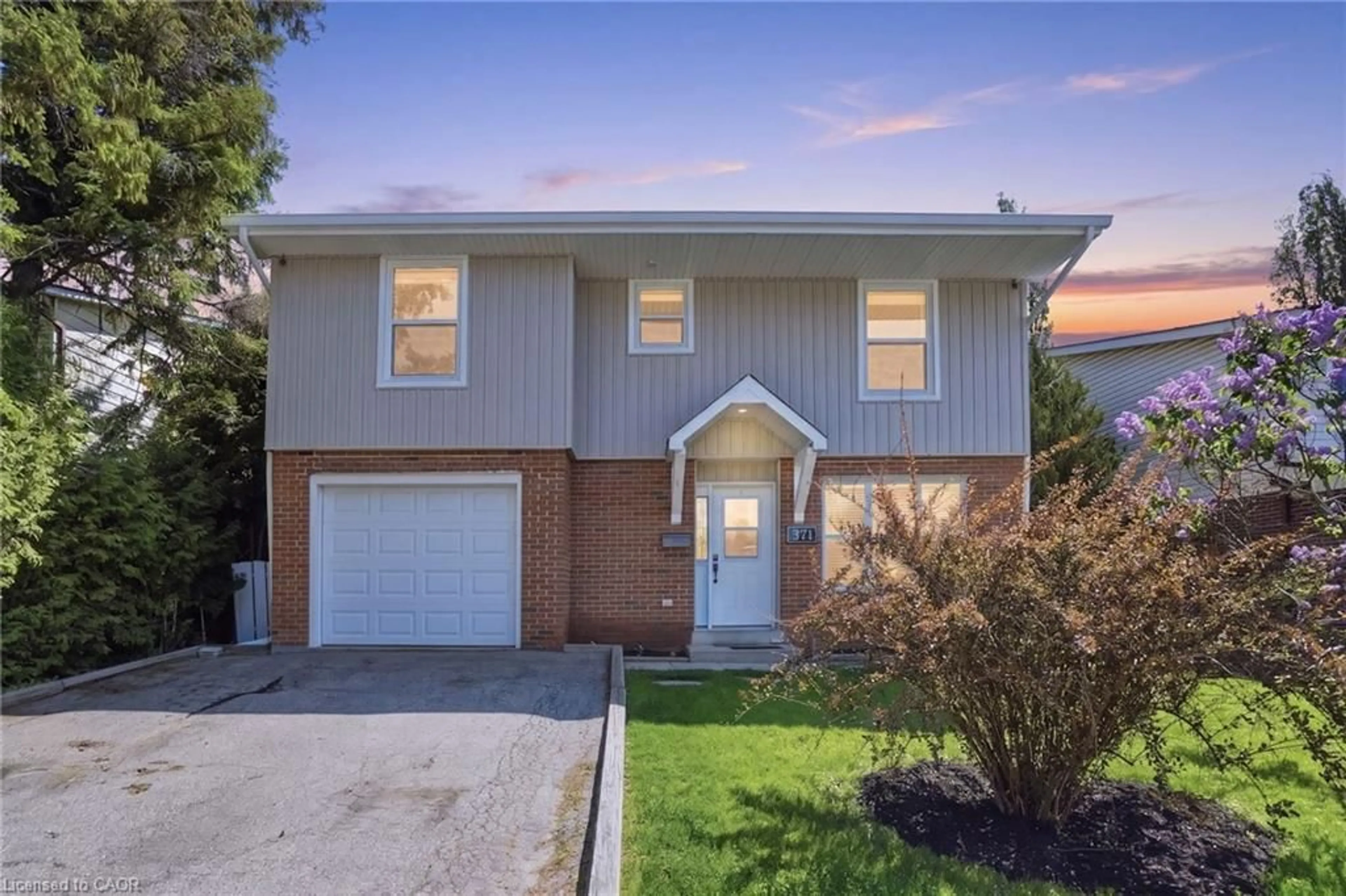 Home with vinyl exterior material, street for 371 Brantwood Park Rd, Brantford Ontario N3P 1G8