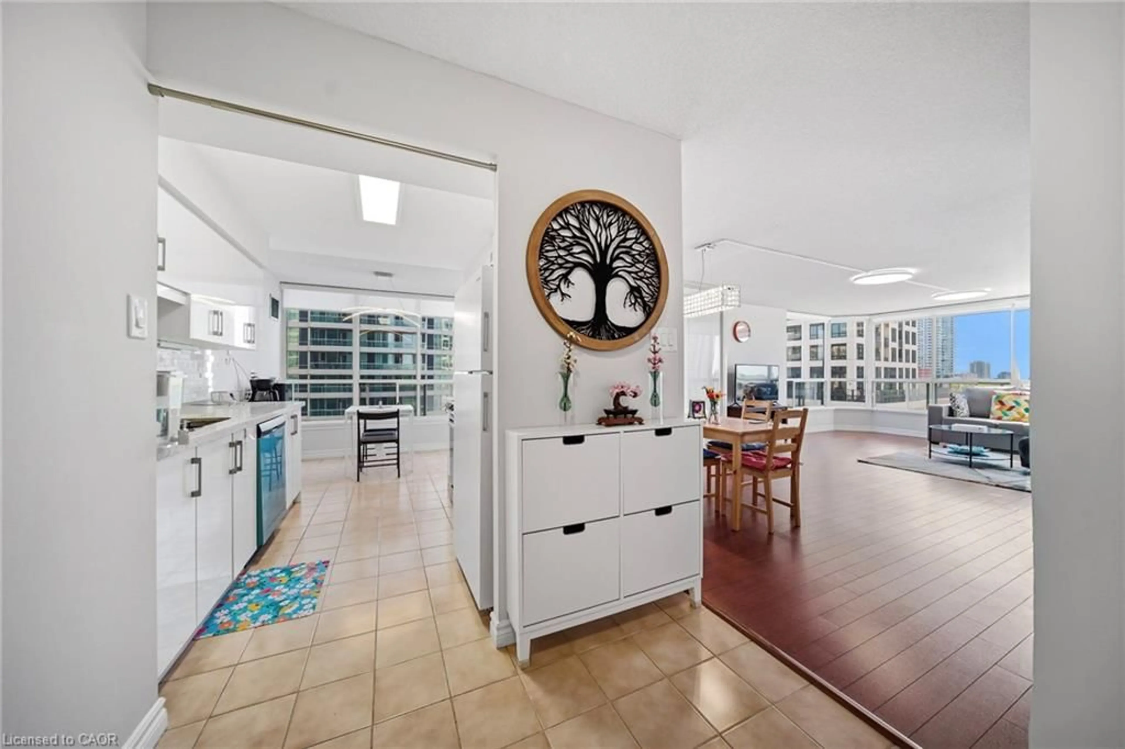 Open concept kitchen, ceramic/tile floor for 55 Elm Dr #611, Mississauga Ontario L5B 3Z3