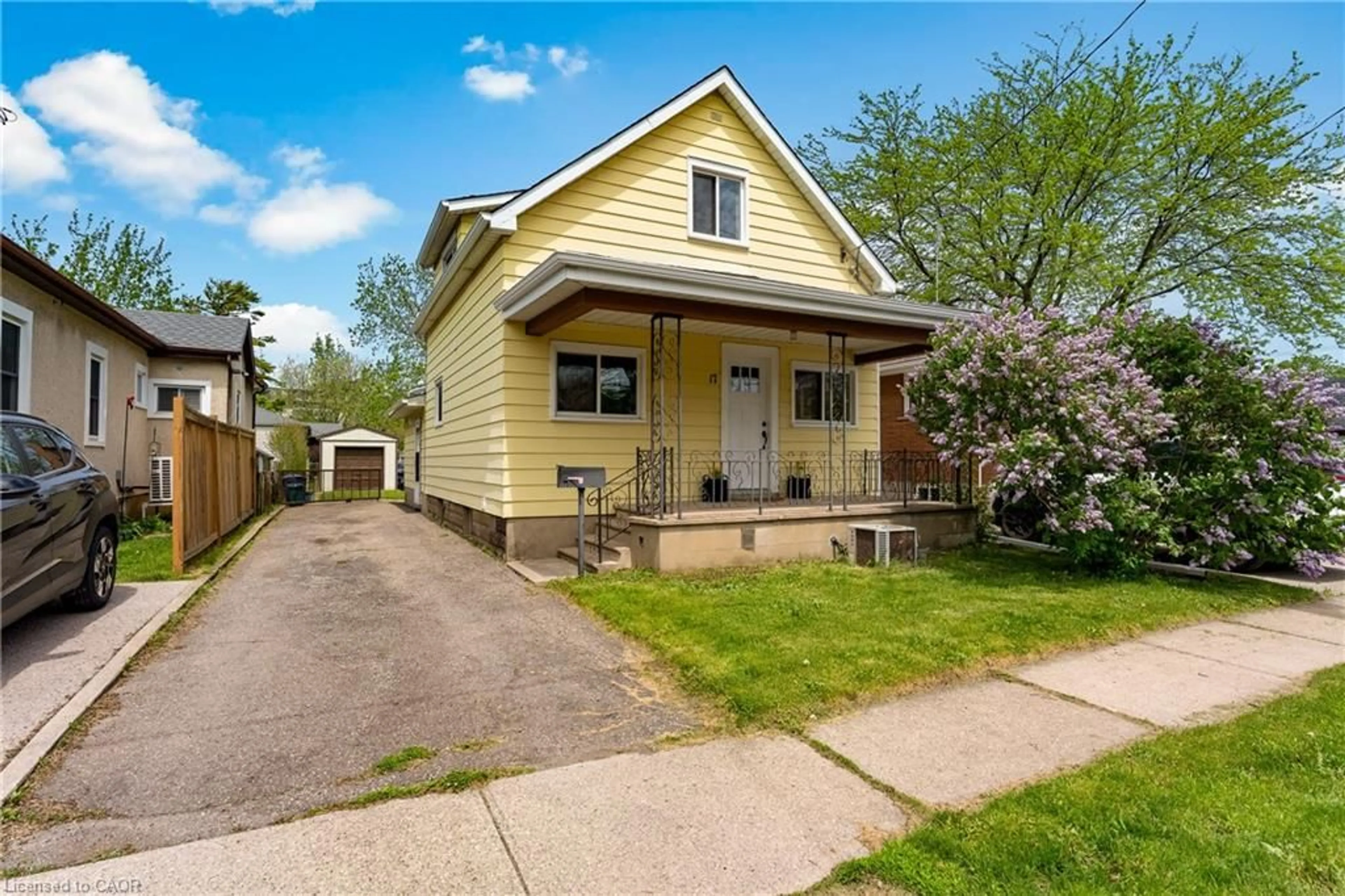 Home with vinyl exterior material, street for 17 Moote St, St. Catharines Ontario L2N 1B3