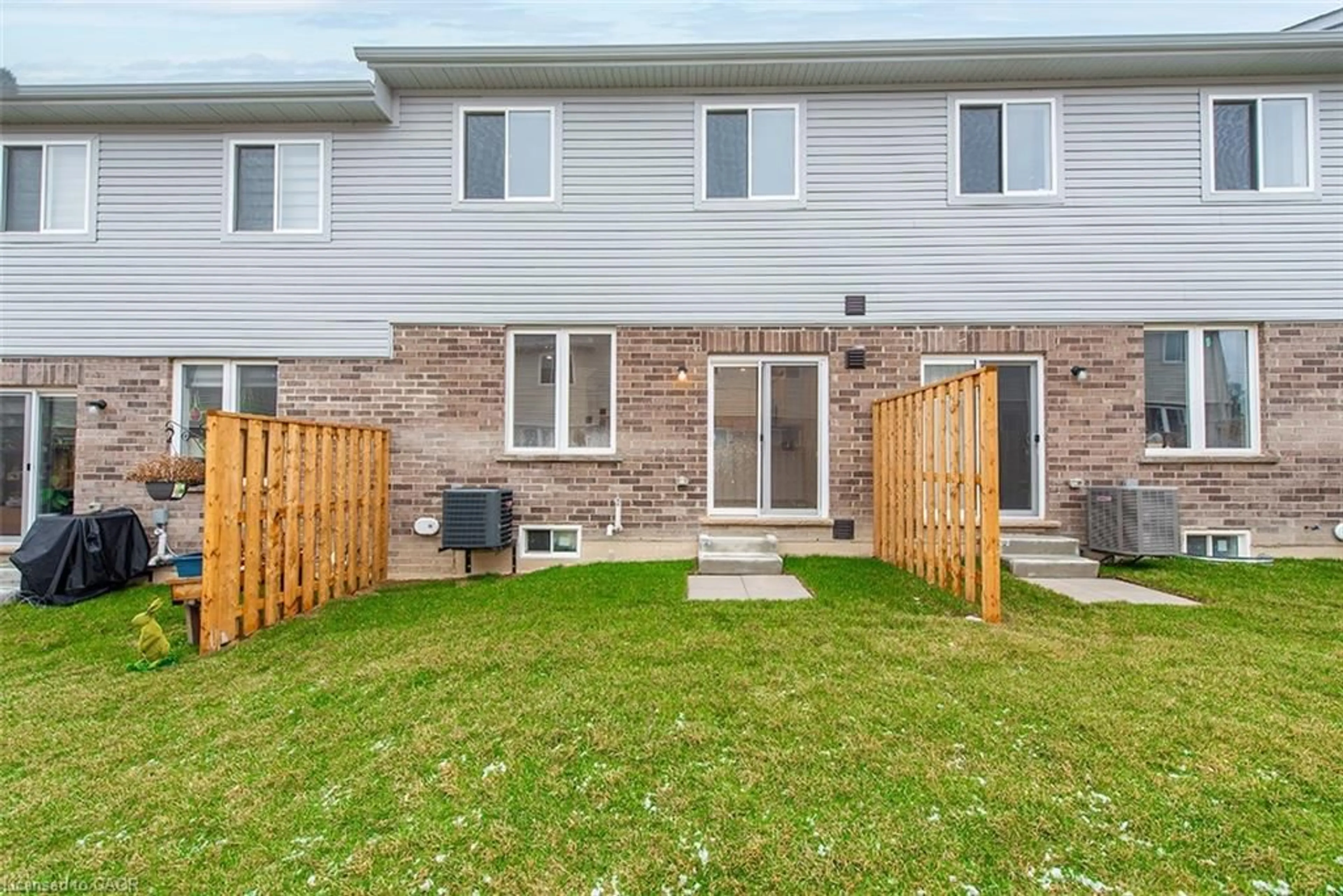 Patio, street for 15 Linden Park Lane, Hamilton Ontario L9A 1Y1