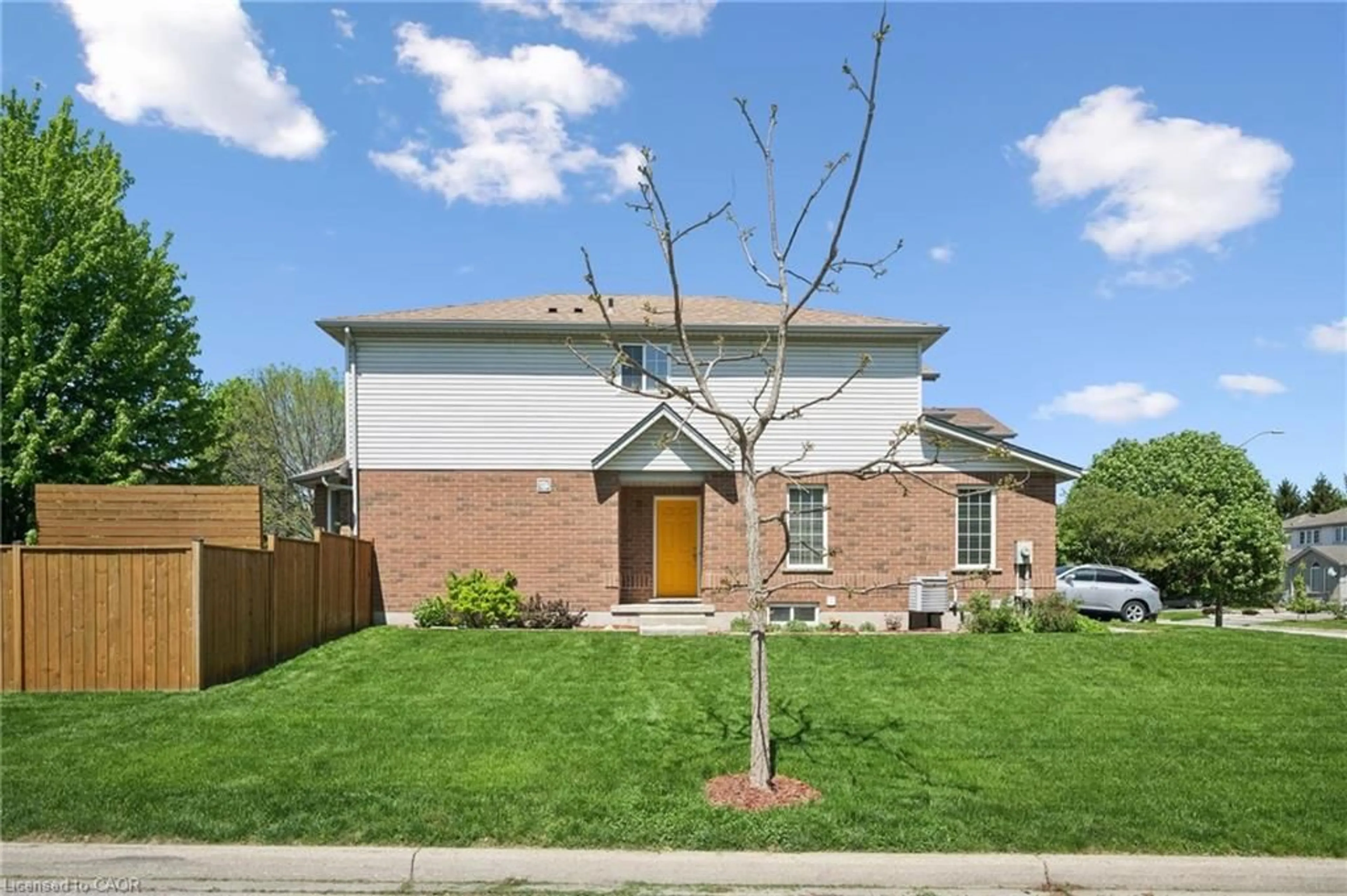 Home with brick exterior material, street for 371 University Downs Cres, Waterloo Ontario N2K 4B1