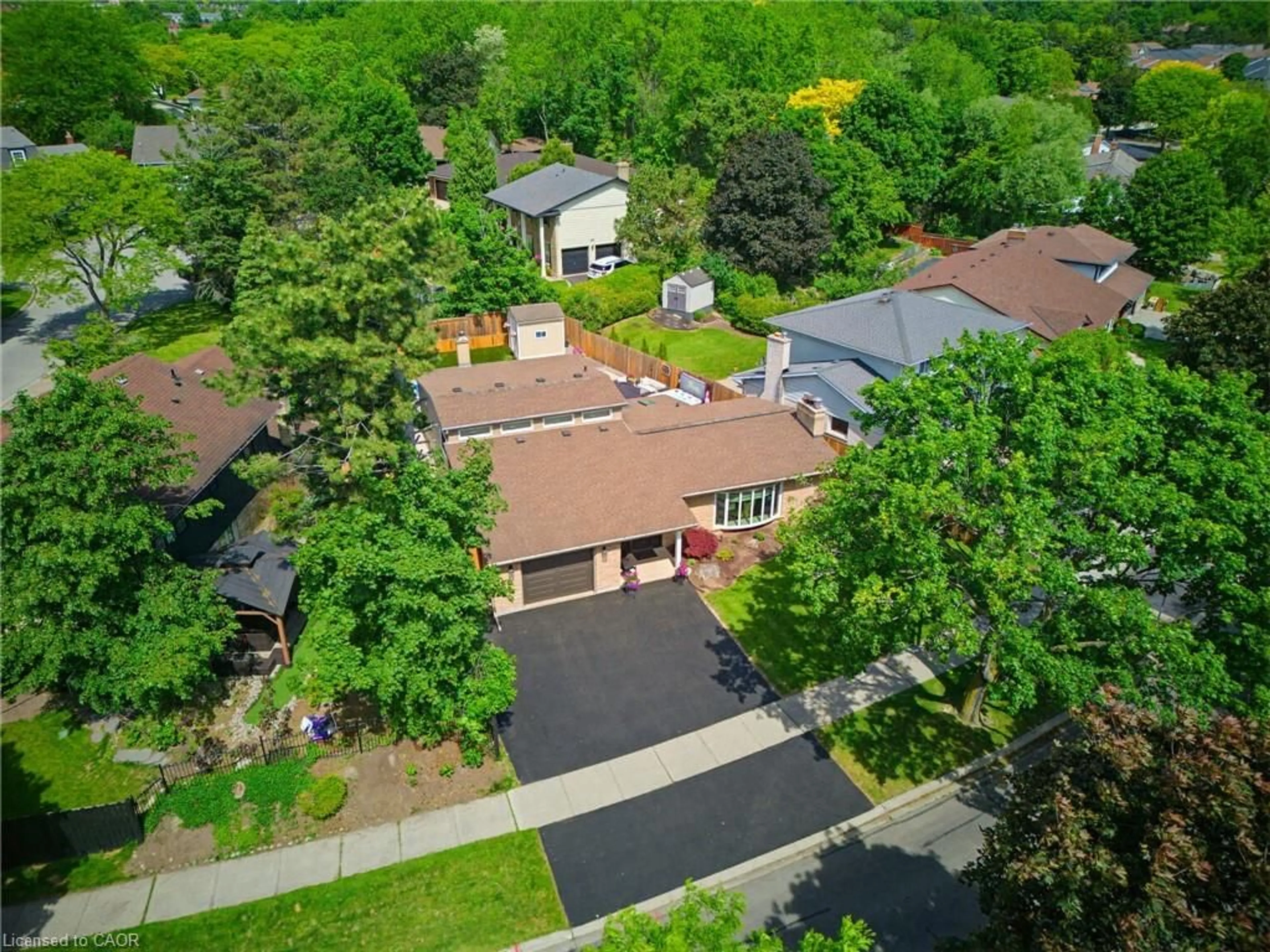A pic from outside/outdoor area/front of a property/back of a property/a pic from drone, street for 2063 Cavendish Dr, Burlington Ontario L7P 1Y9