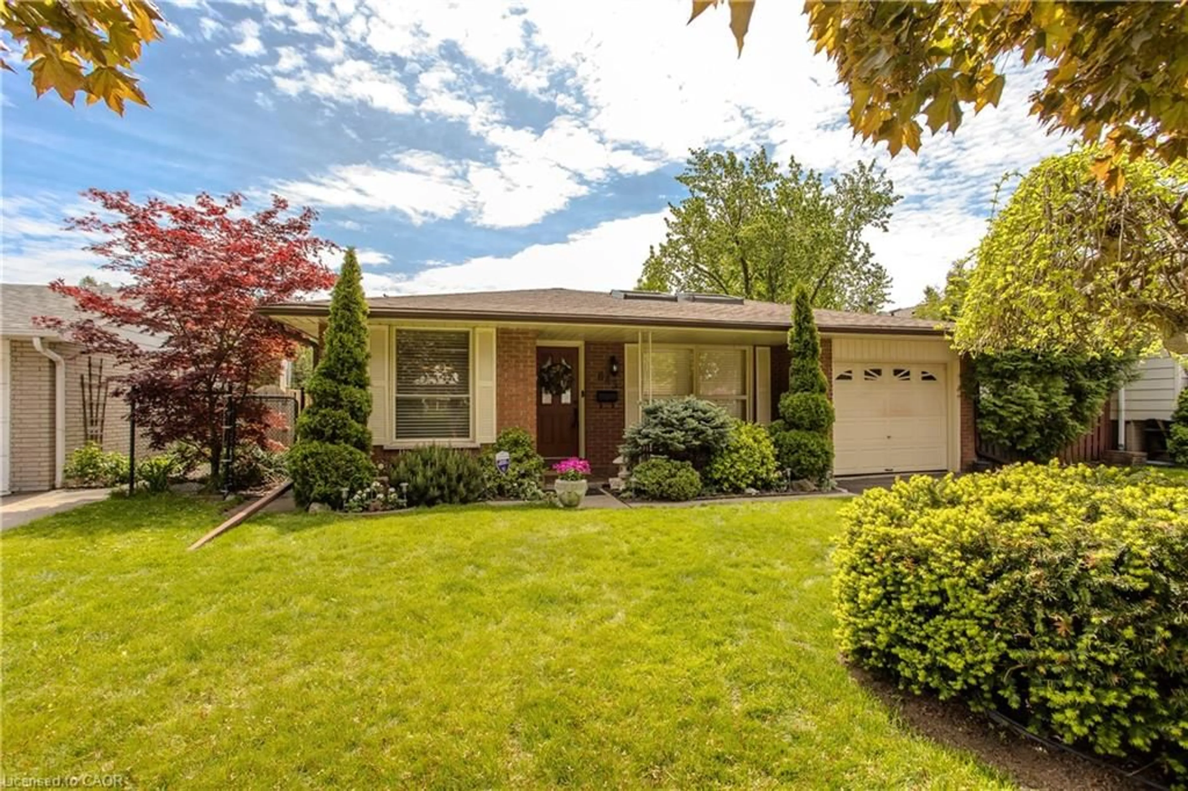 Home with vinyl exterior material, street for 643 Artreva Cres, Burlington Ontario L7L 2B8