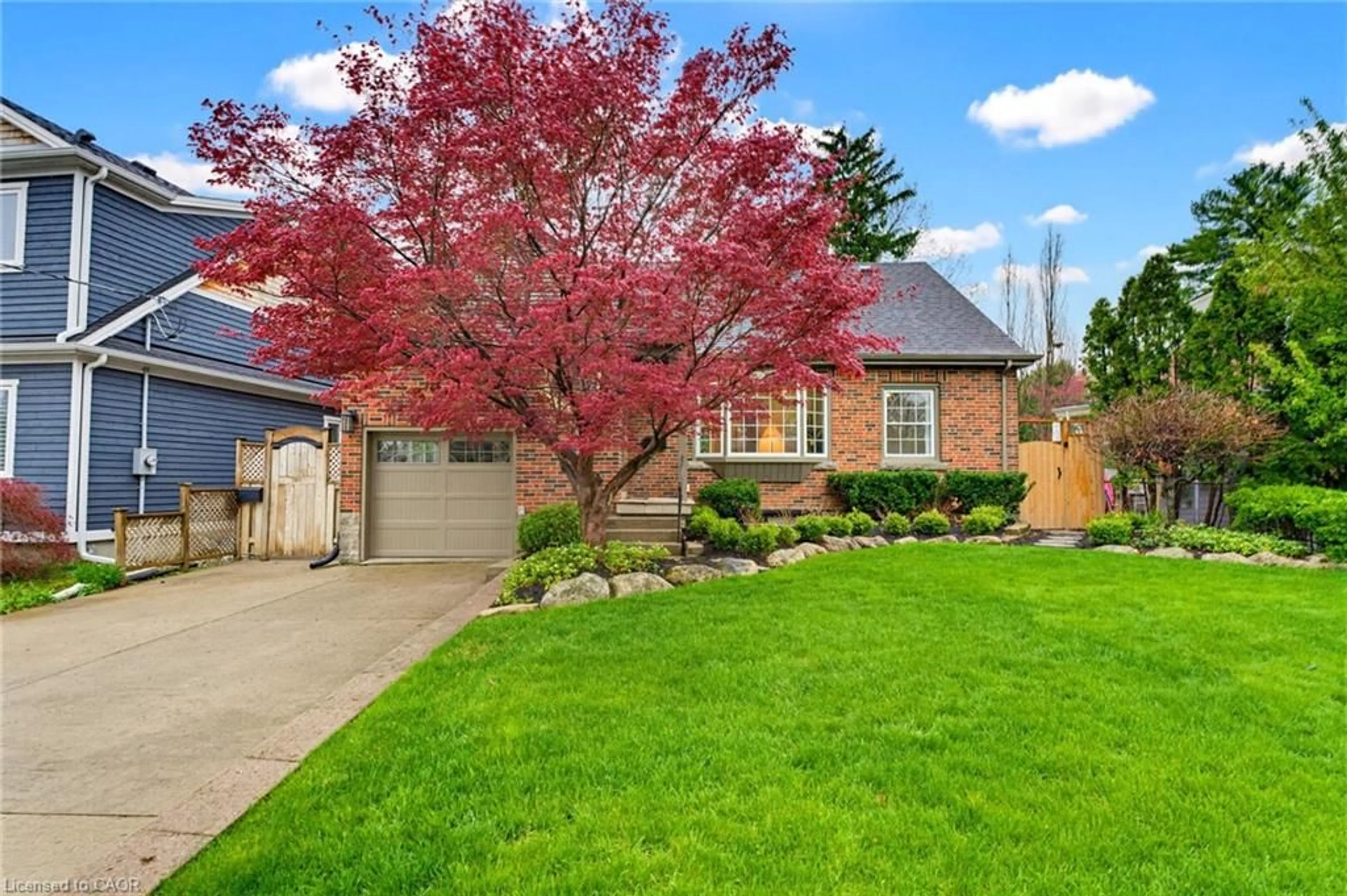 Home with brick exterior material, street for 586 Woodland Ave, Burlington Ontario L7R 2S5