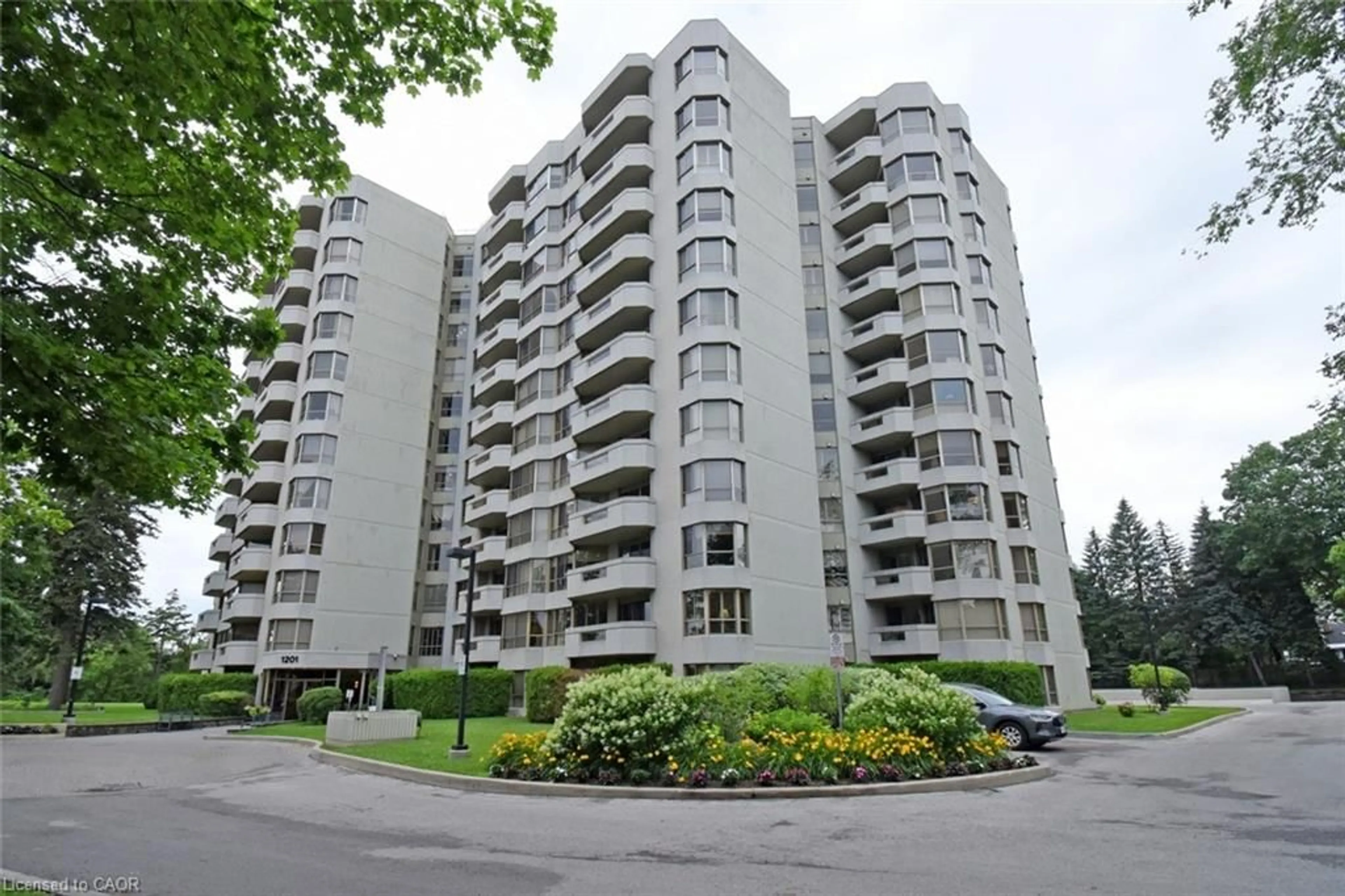 Patio, building for 1201 North Shore Blvd #405, Burlington Ontario L7S 1Z5