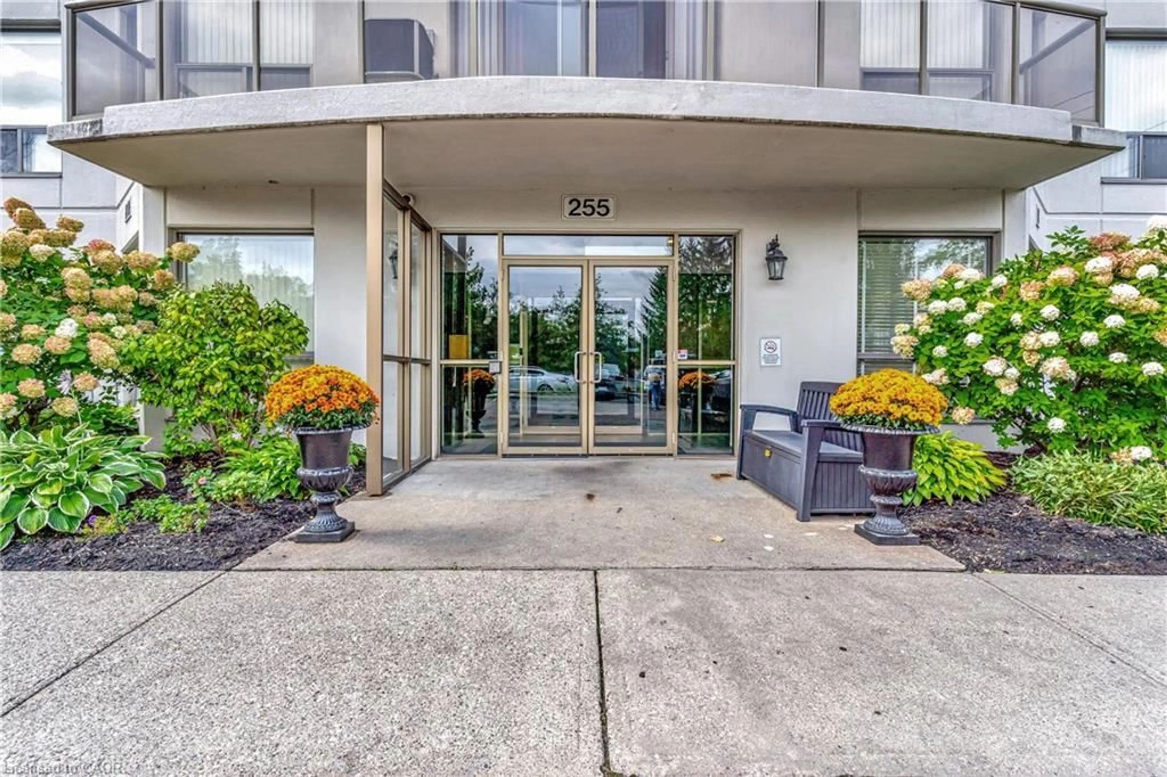 Indoor foyer for 255 Keats Way #303, Waterloo Ontario N2L 6N6