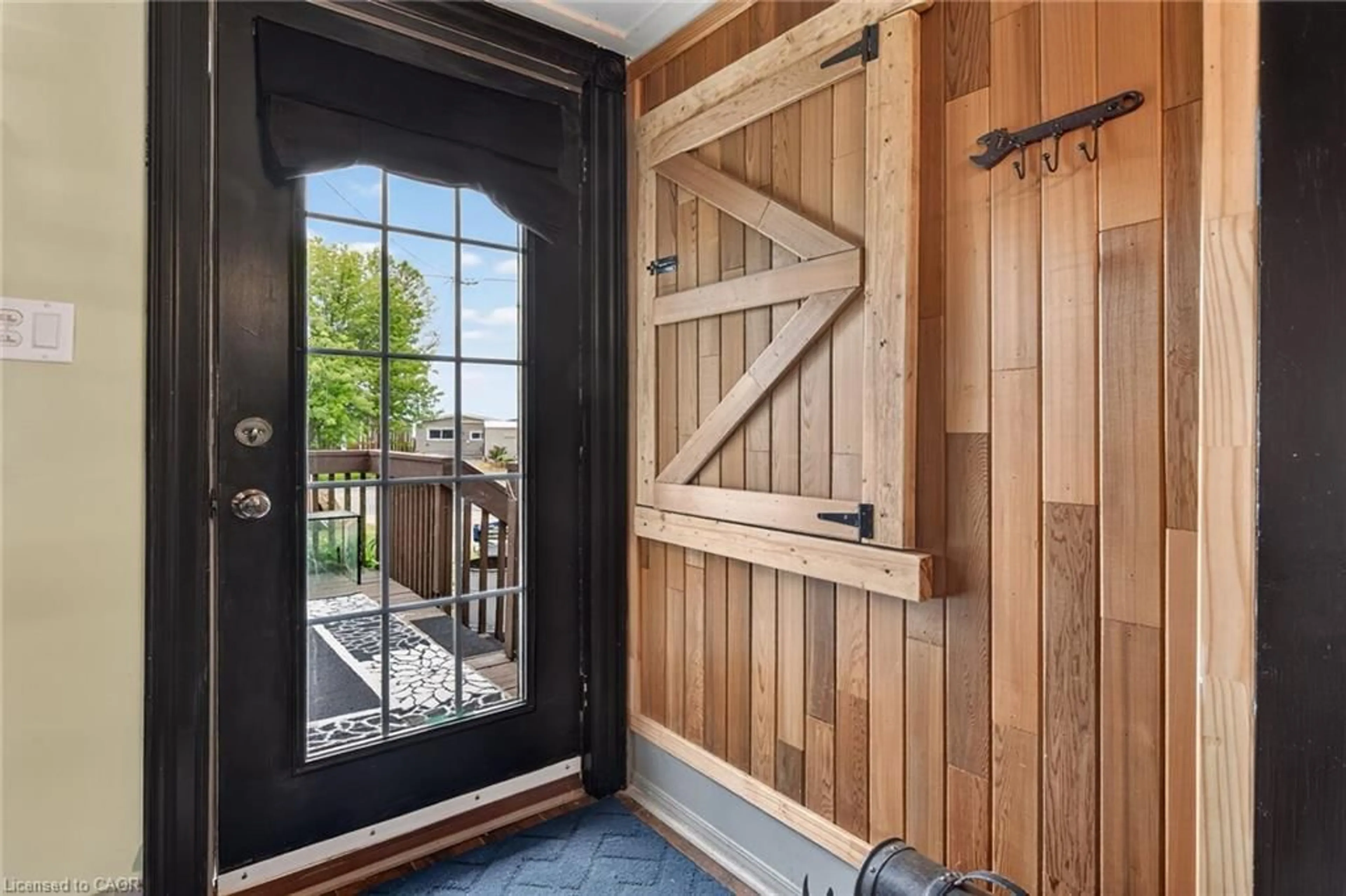 Indoor entryway for 911 Lakeshore Rd, Selkirk Ontario N0A 1P0