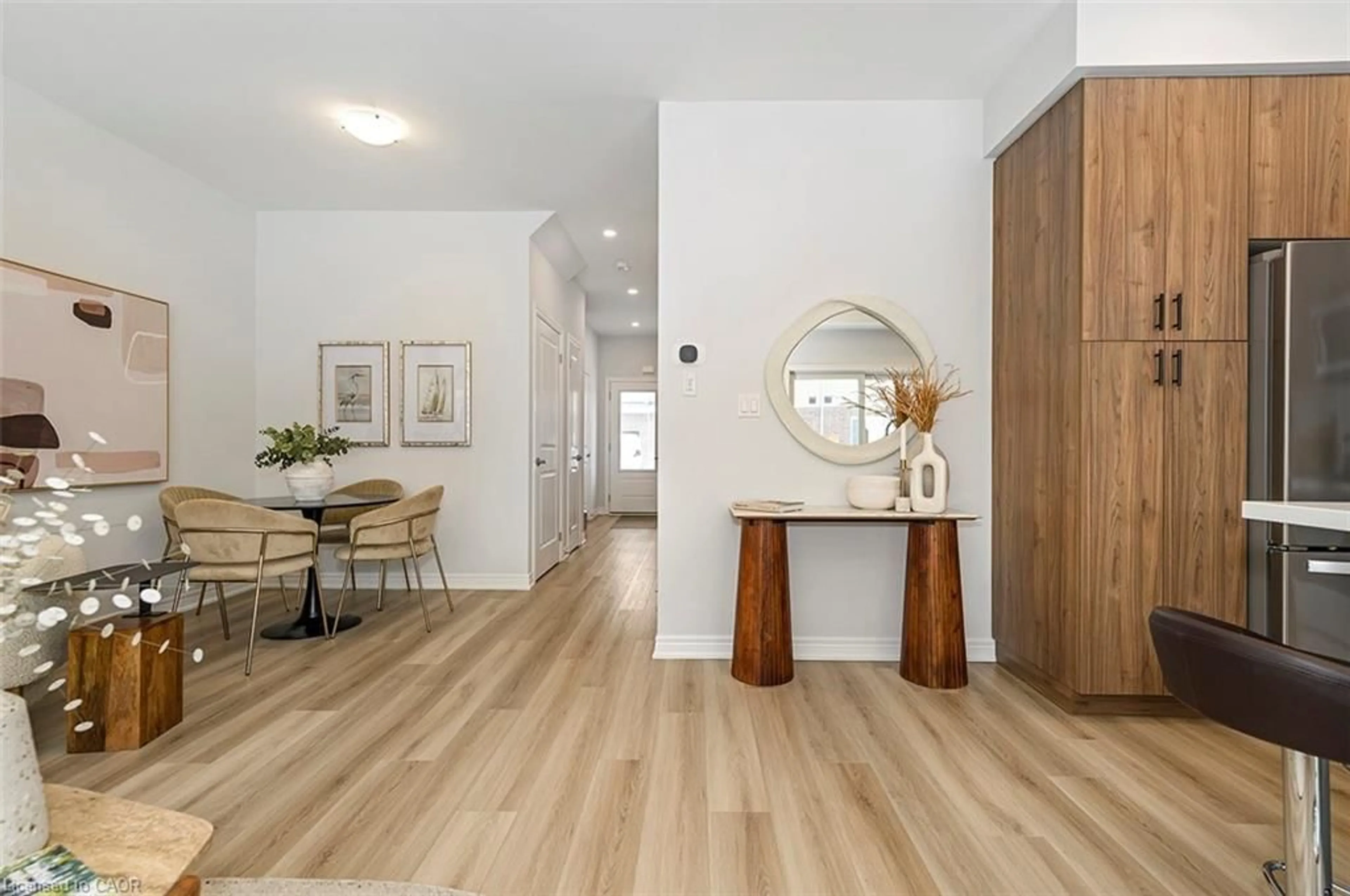Indoor entryway for 205 Thames Way #8, Mount Hope Ontario L0R 1W0