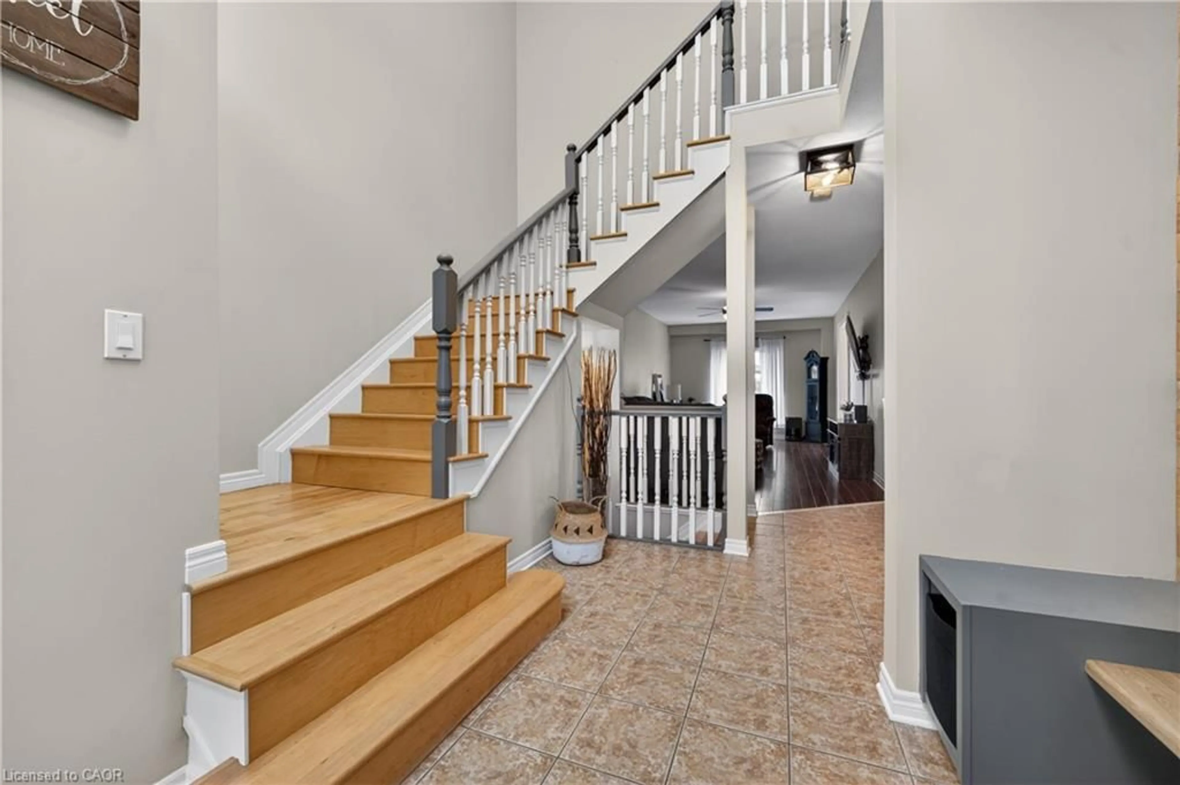Indoor foyer for 4071 Bush Cres, Beamsville Ontario L3J 0G7