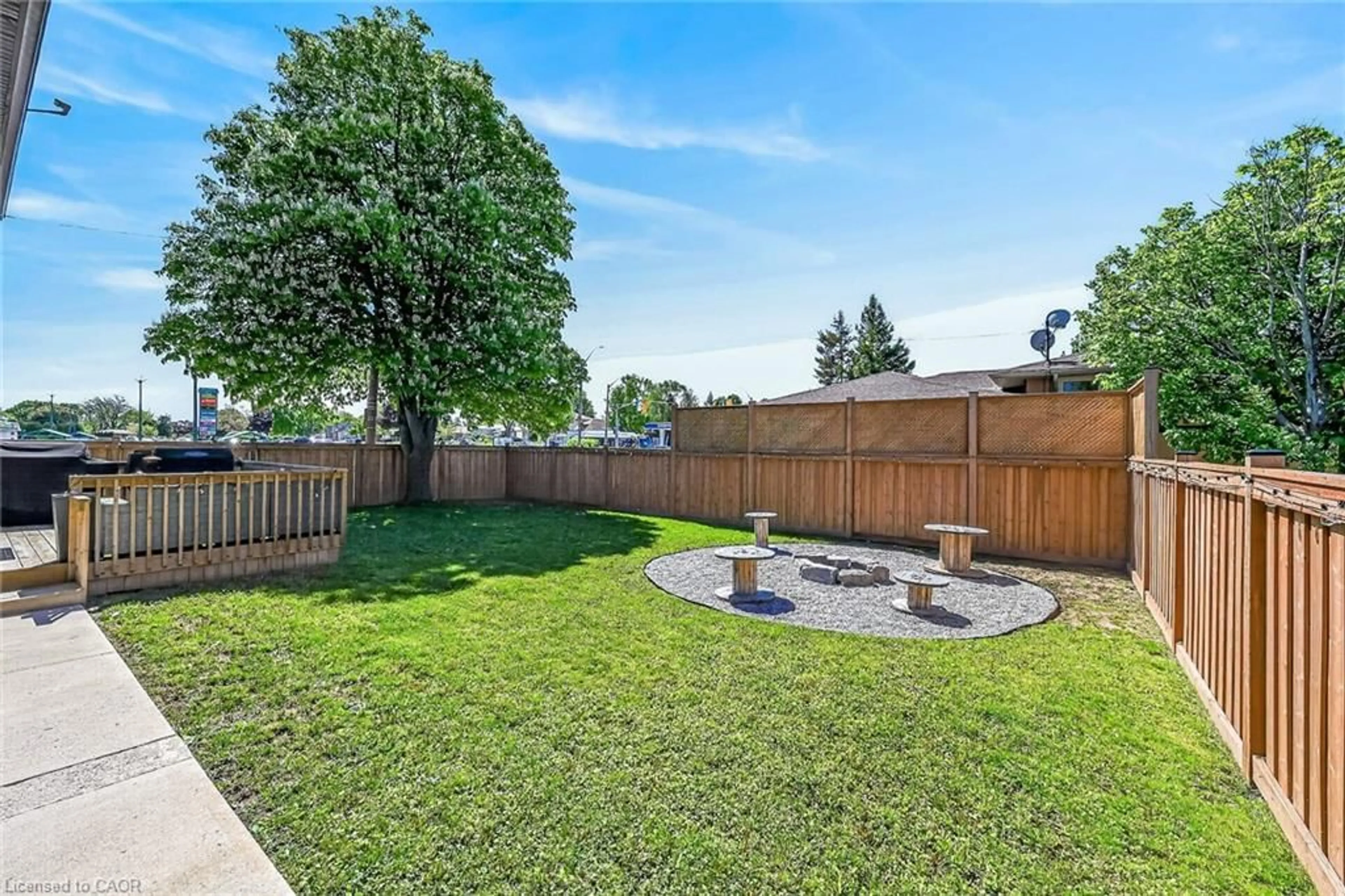 Patio, unknown for 1 Sandringham Ave, Hamilton Ontario L9C 2H3