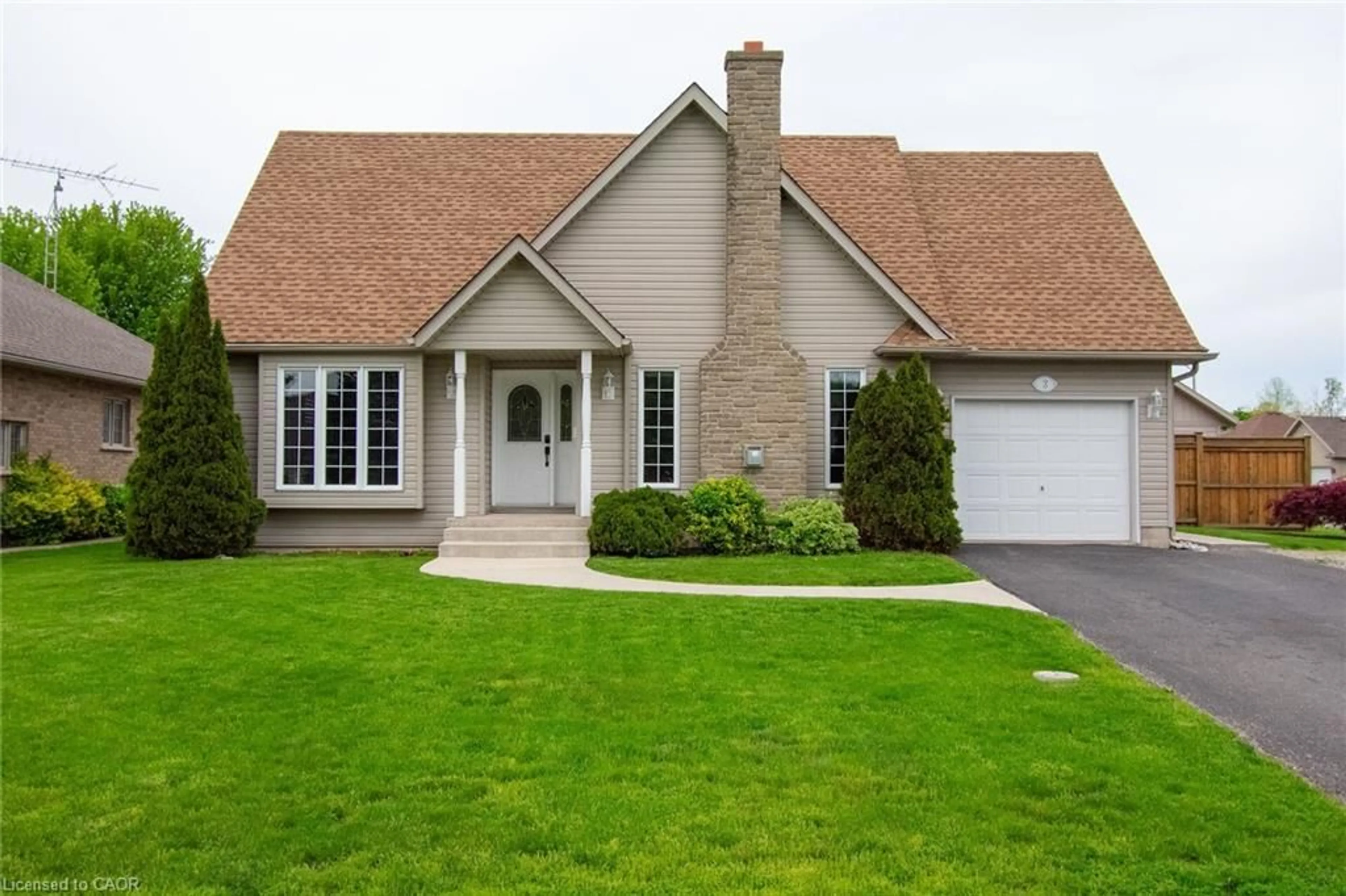 Home with vinyl exterior material, street for 3 Meadowbrook Crt, Dunnville Ontario N1A 3H6